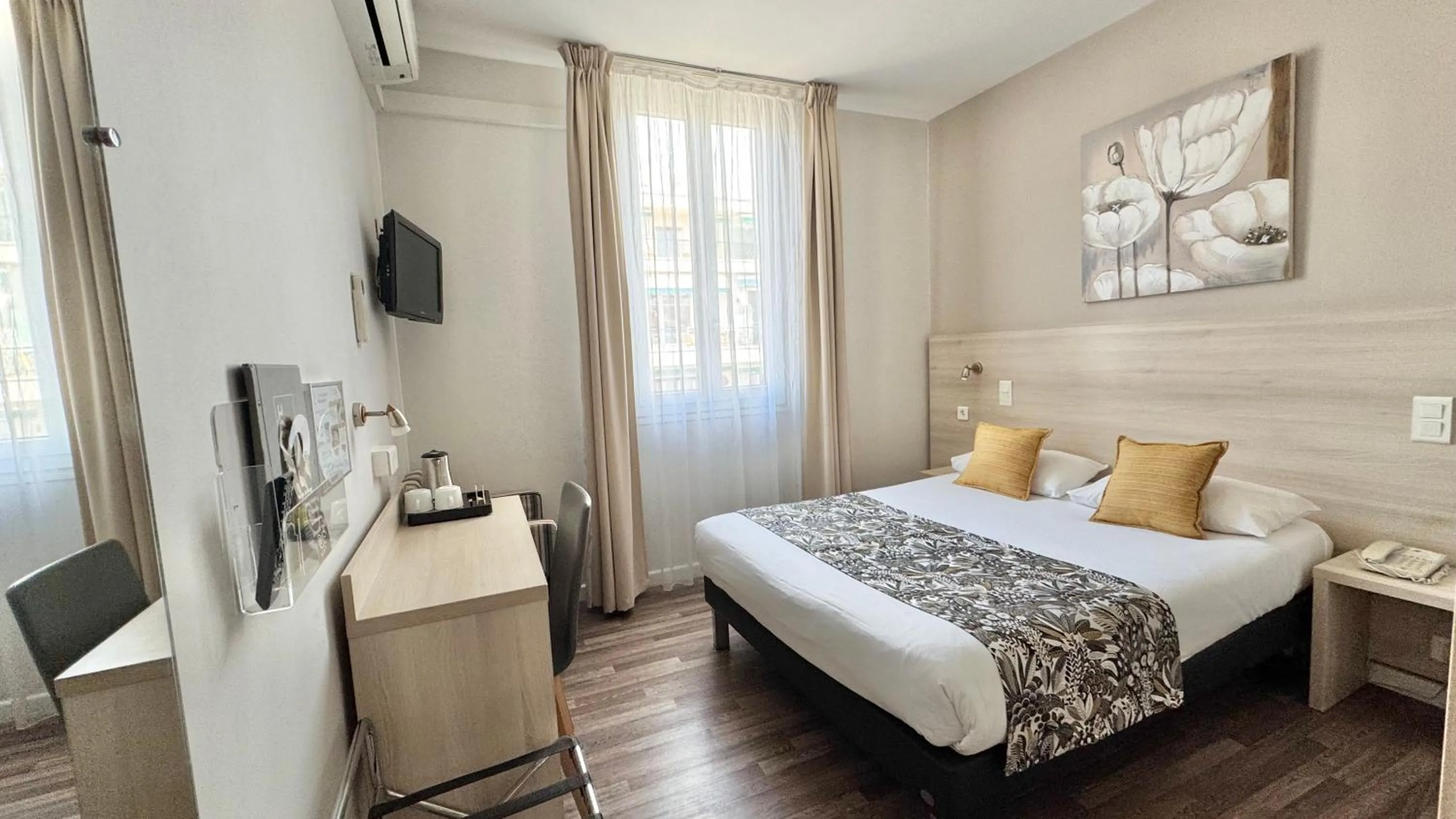 Photo of the whole room, Bed in Hôtel Helvétique