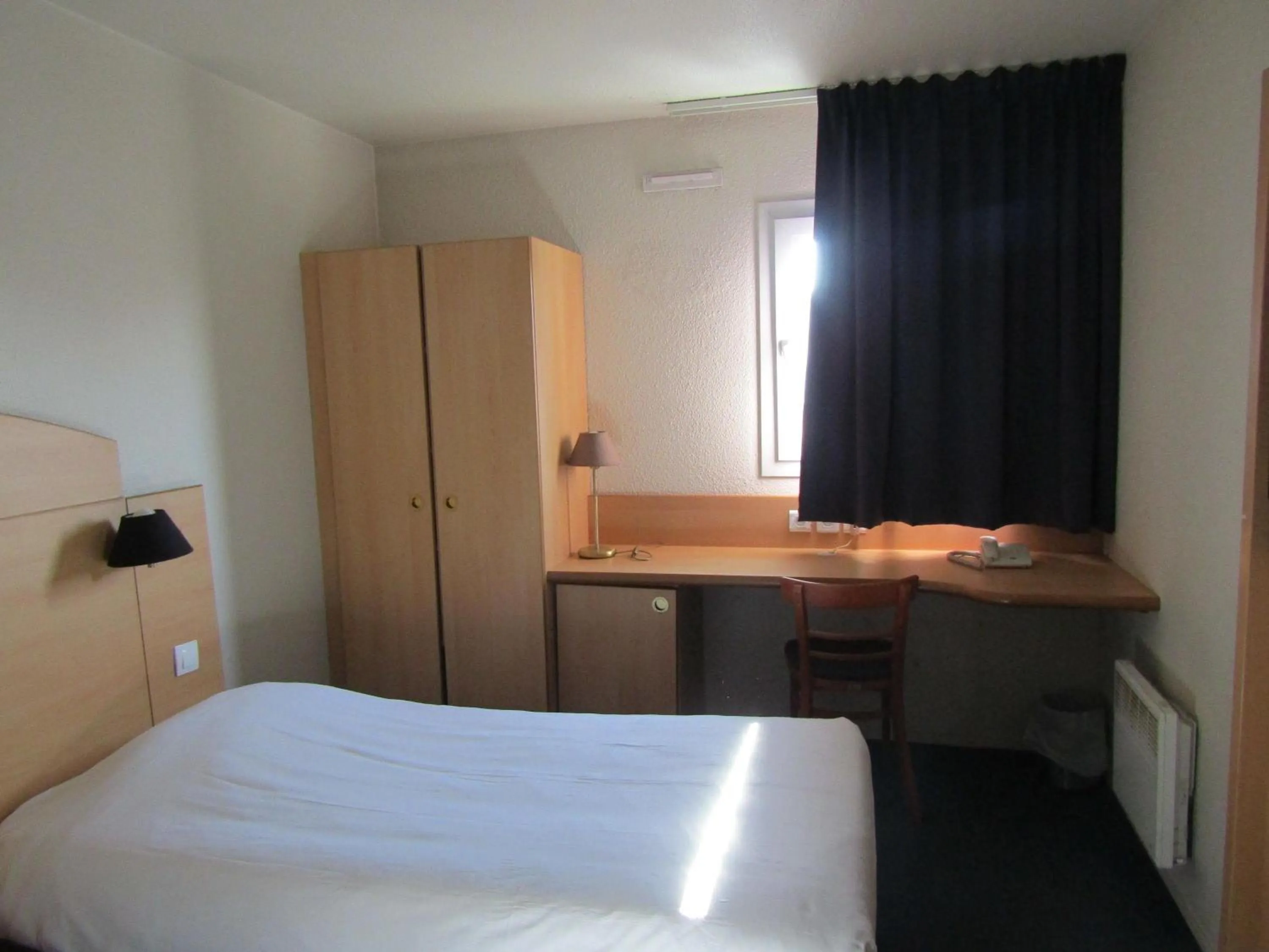 Property building, Bed in Ibis Budget Fresnes Orly