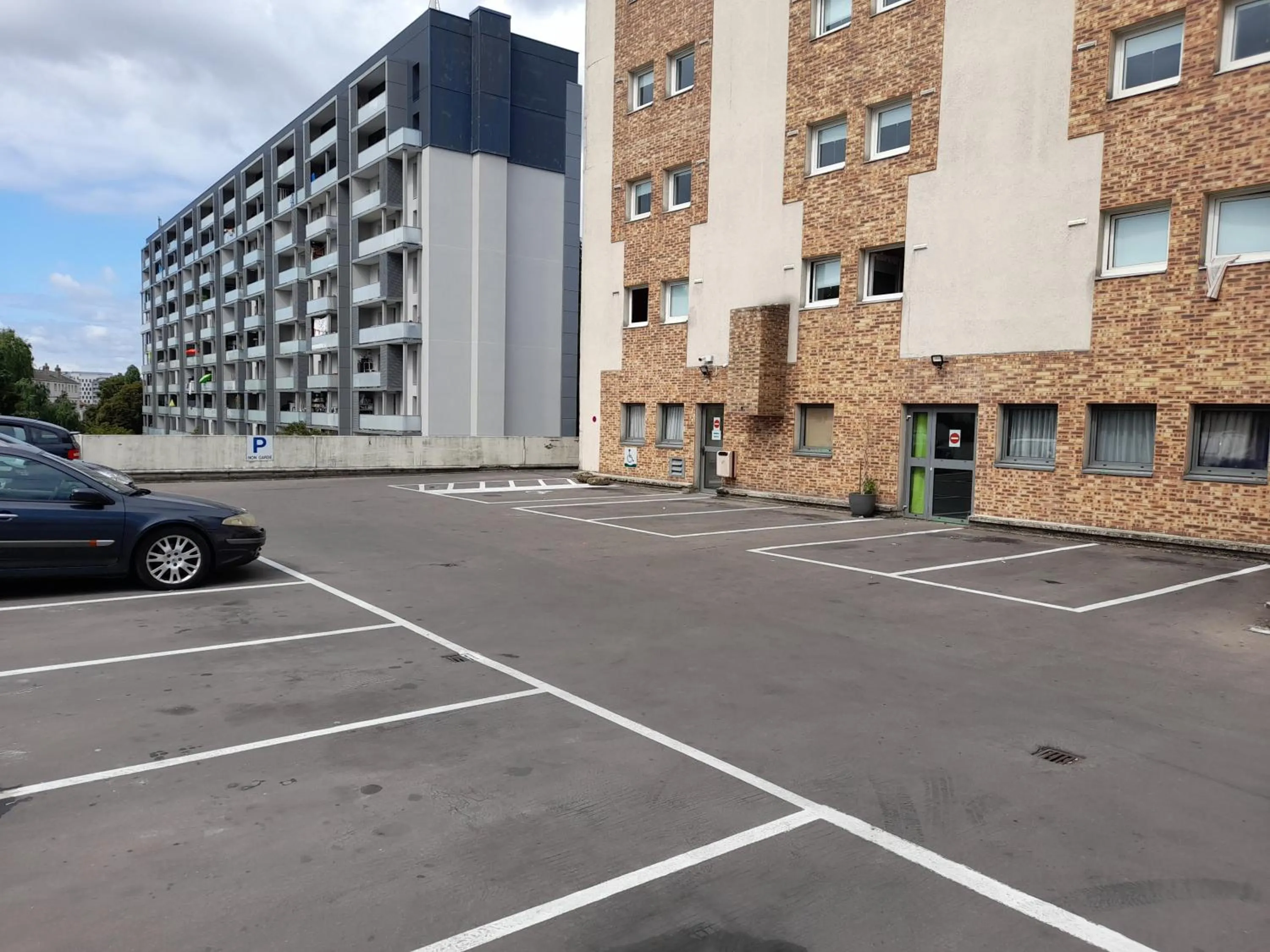 Parking in Ibis Budget Fresnes Orly
