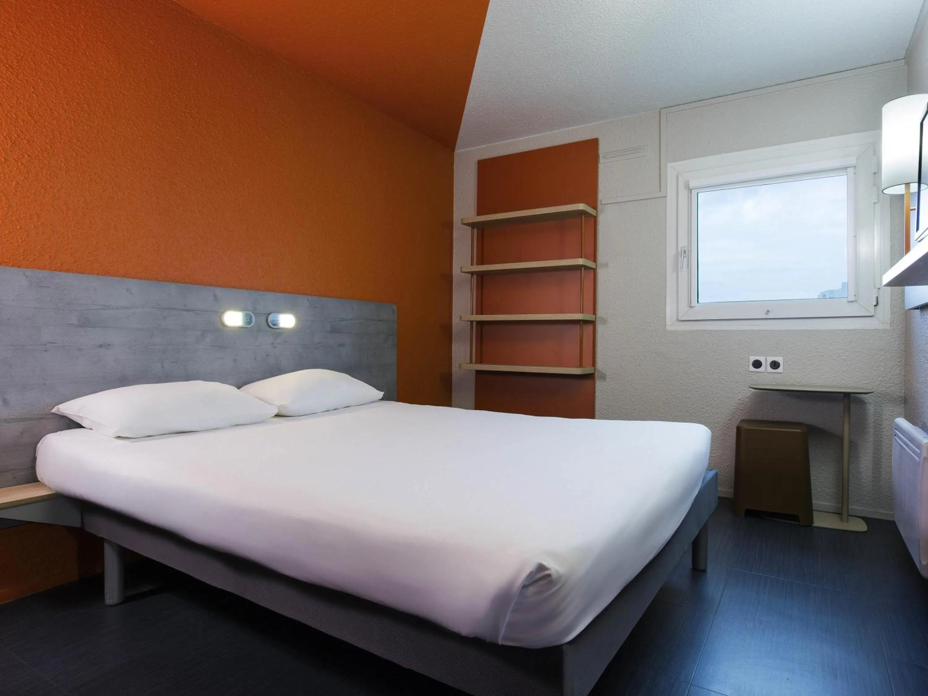 Bedroom, Bed in Ibis Budget Fresnes Orly