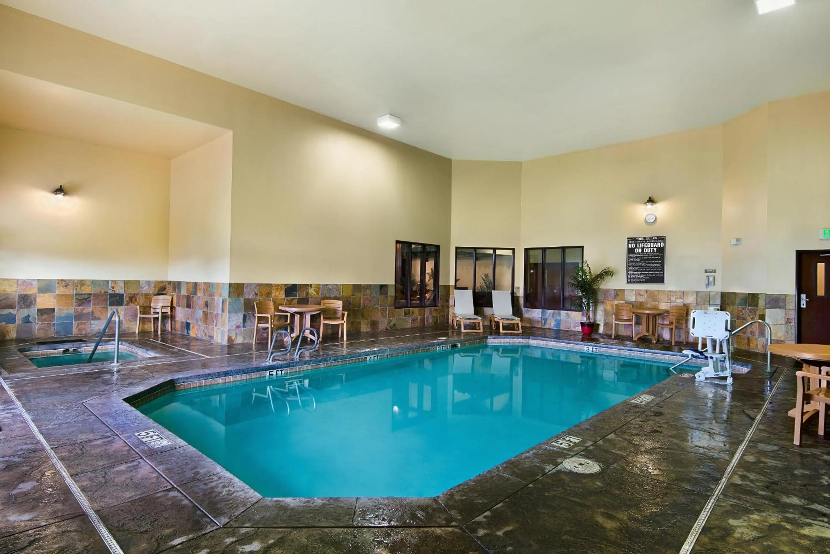 Swimming pool in Oxford Suites Pendleton