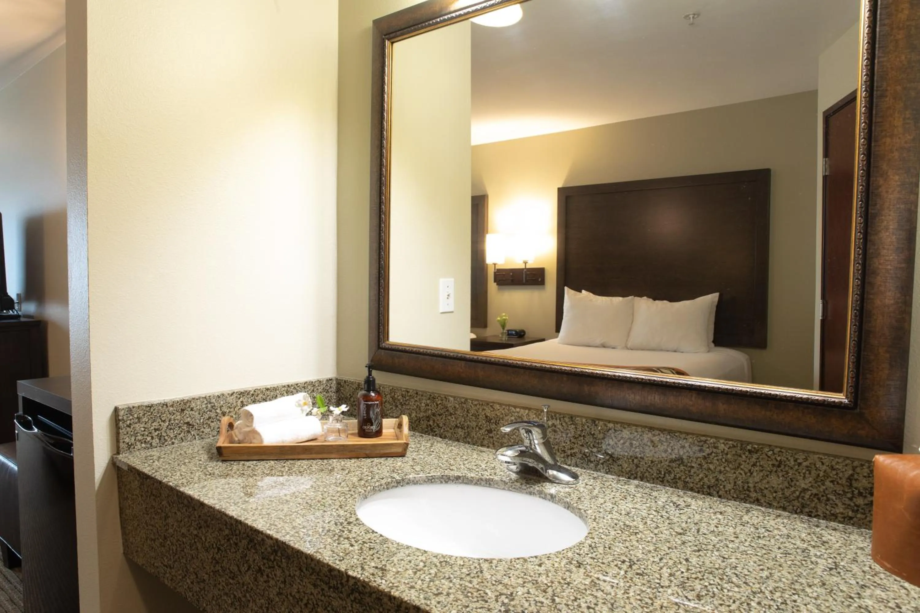 Bathroom, Bed in Oxford Suites Pendleton