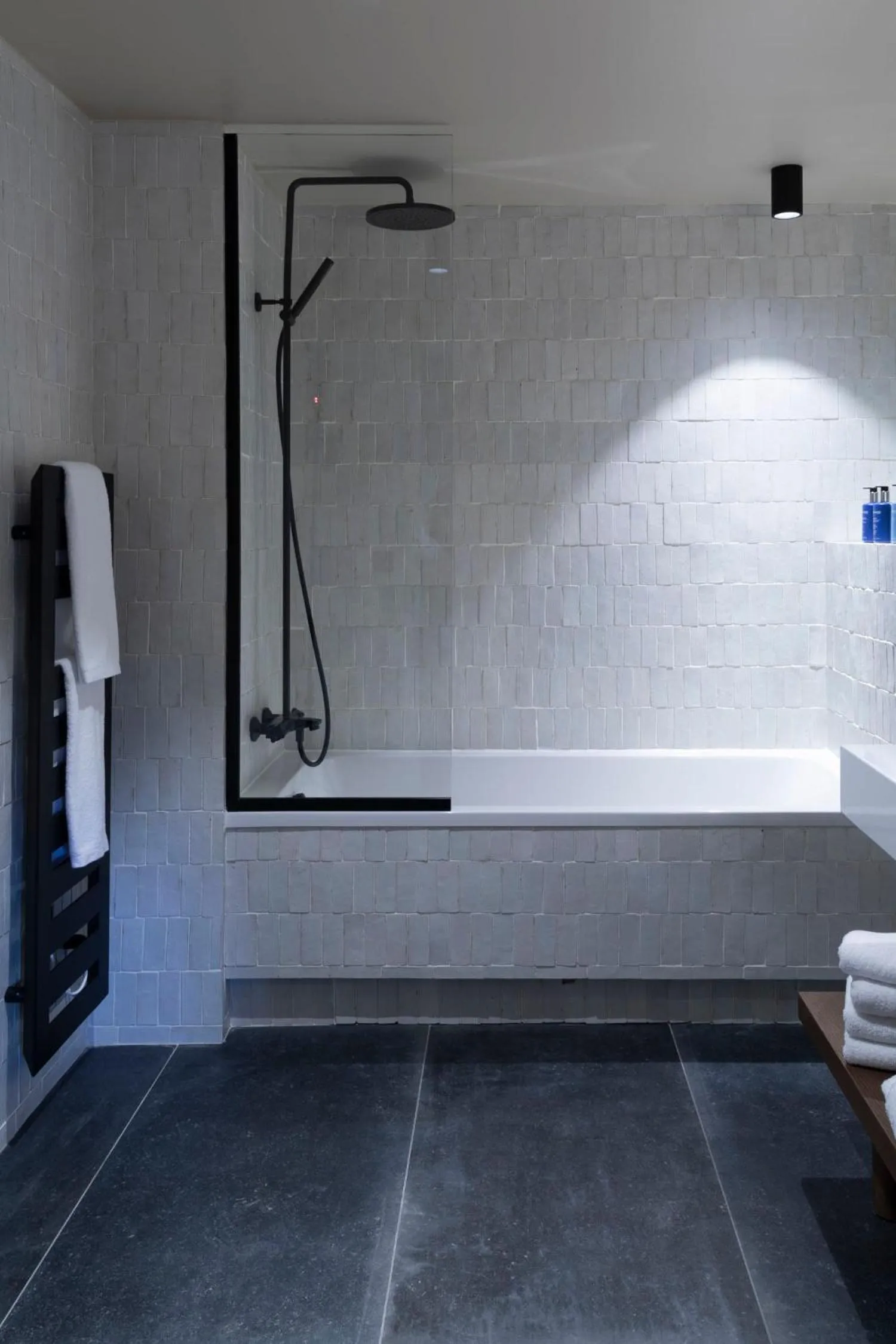 Bathroom in Les Etangs de Corot