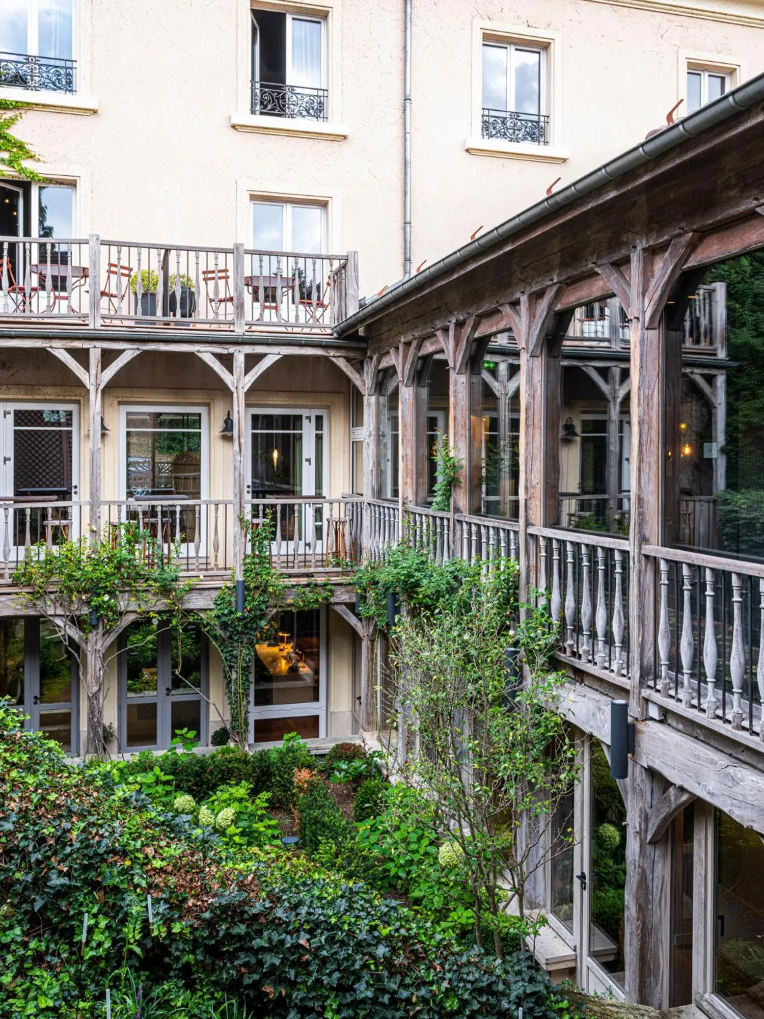 Garden view in Les Etangs de Corot