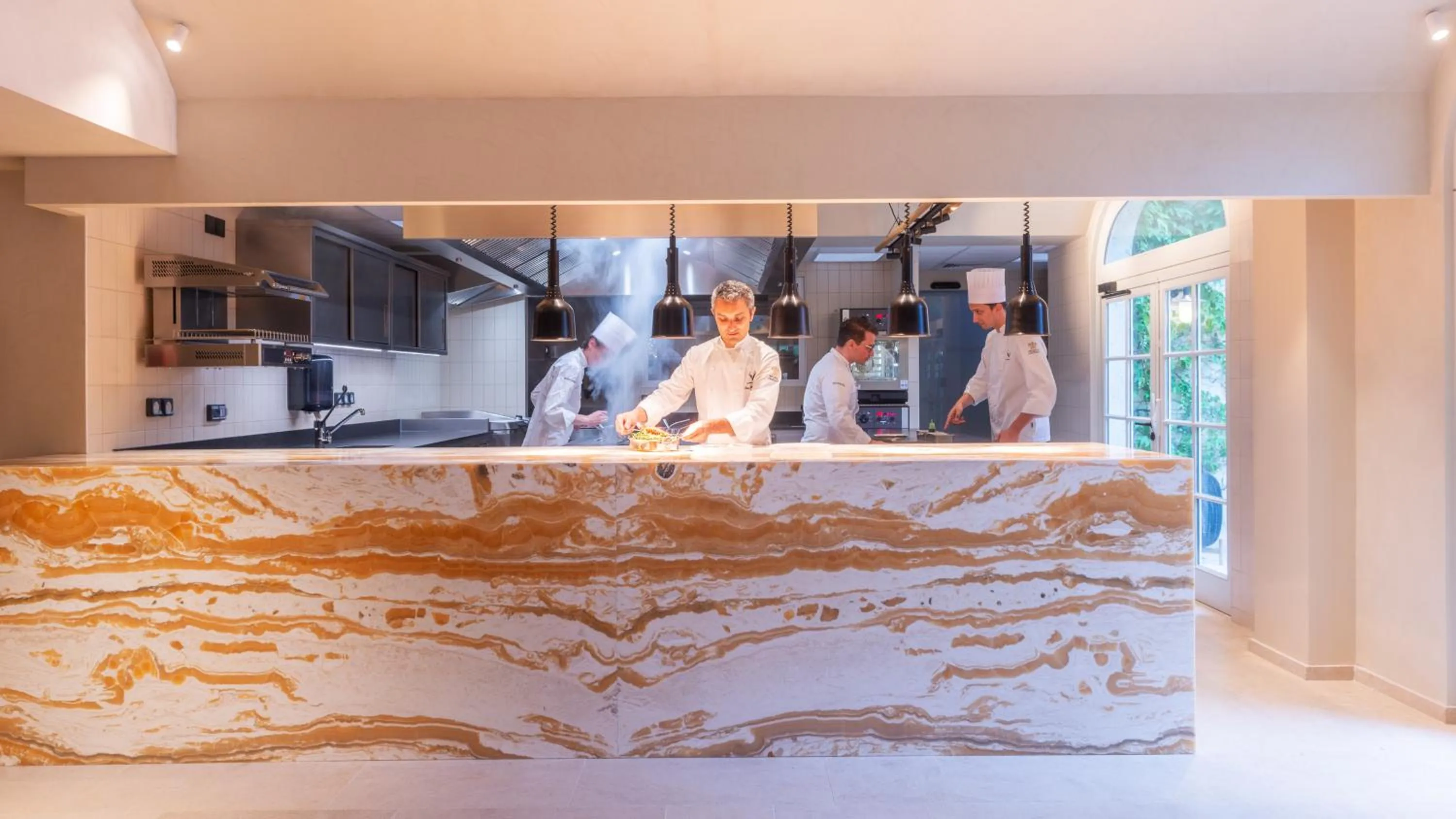 Restaurant/places to eat in Les Etangs de Corot