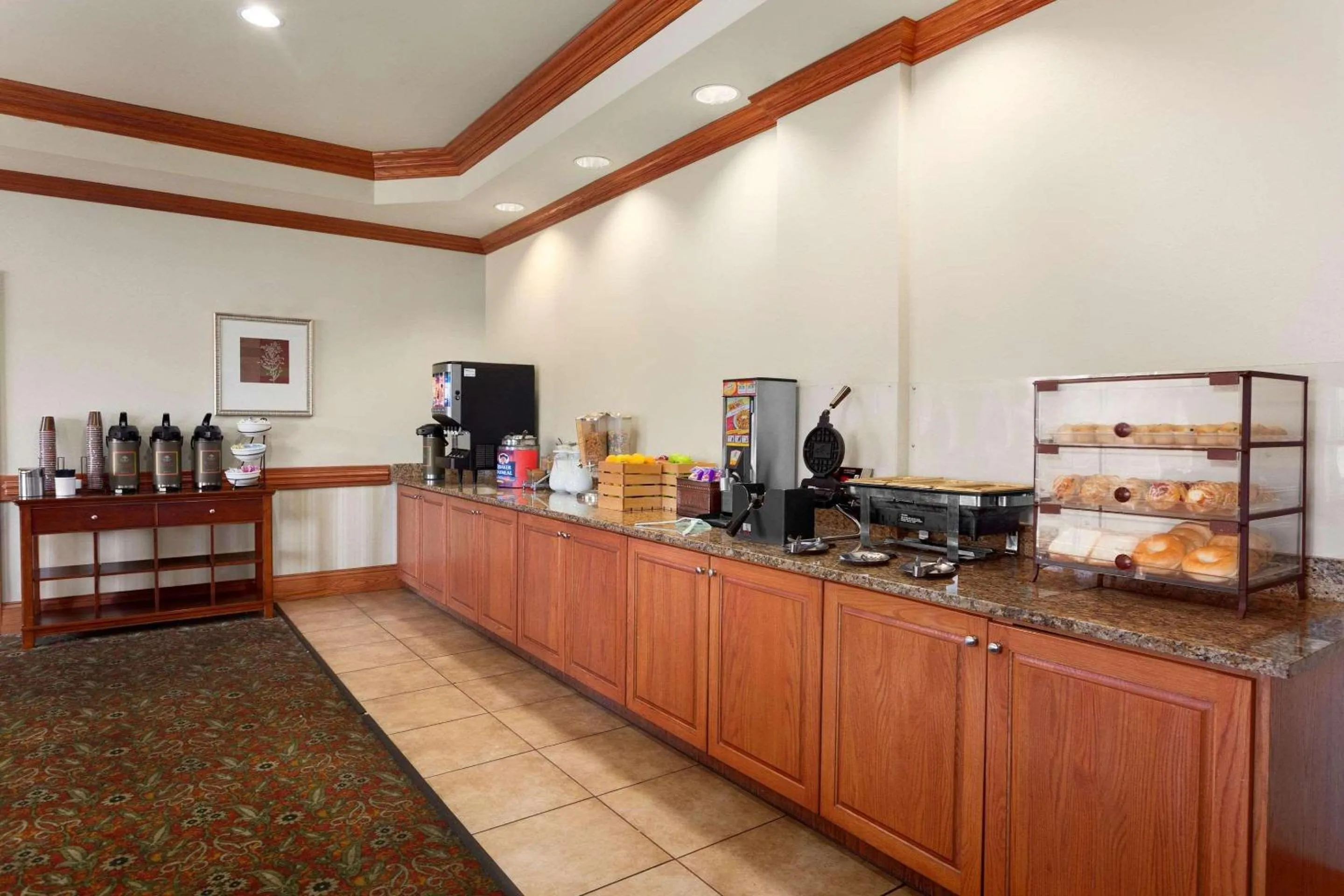 Breakfast in Country Inn & Suites by Radisson, Tifton, GA