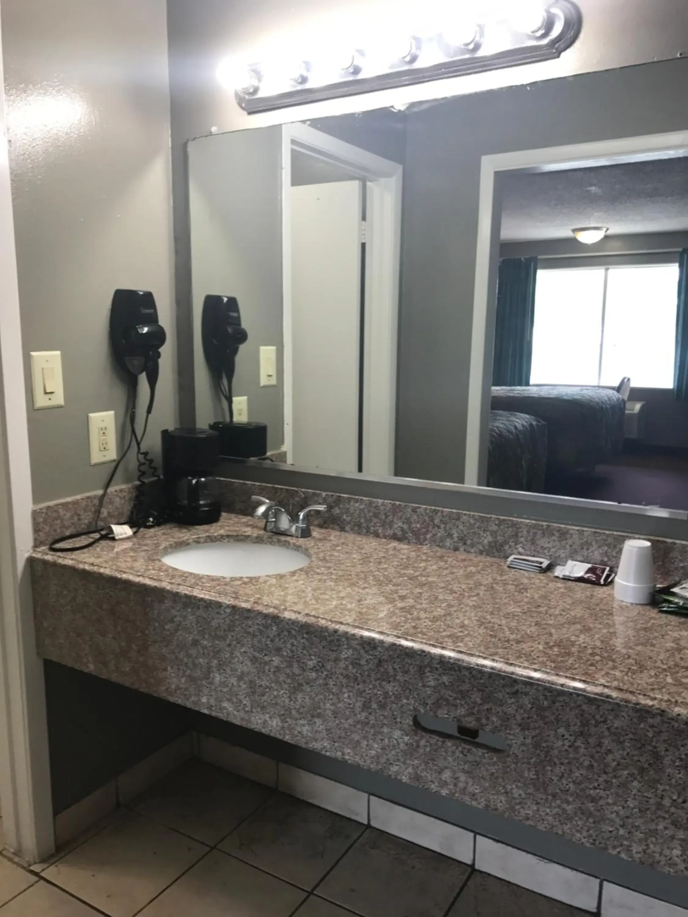 King Room - single occupancy - Smoking in Express Inn Bay City King Room - single occupancy - Smoking in Express Inn Bay City