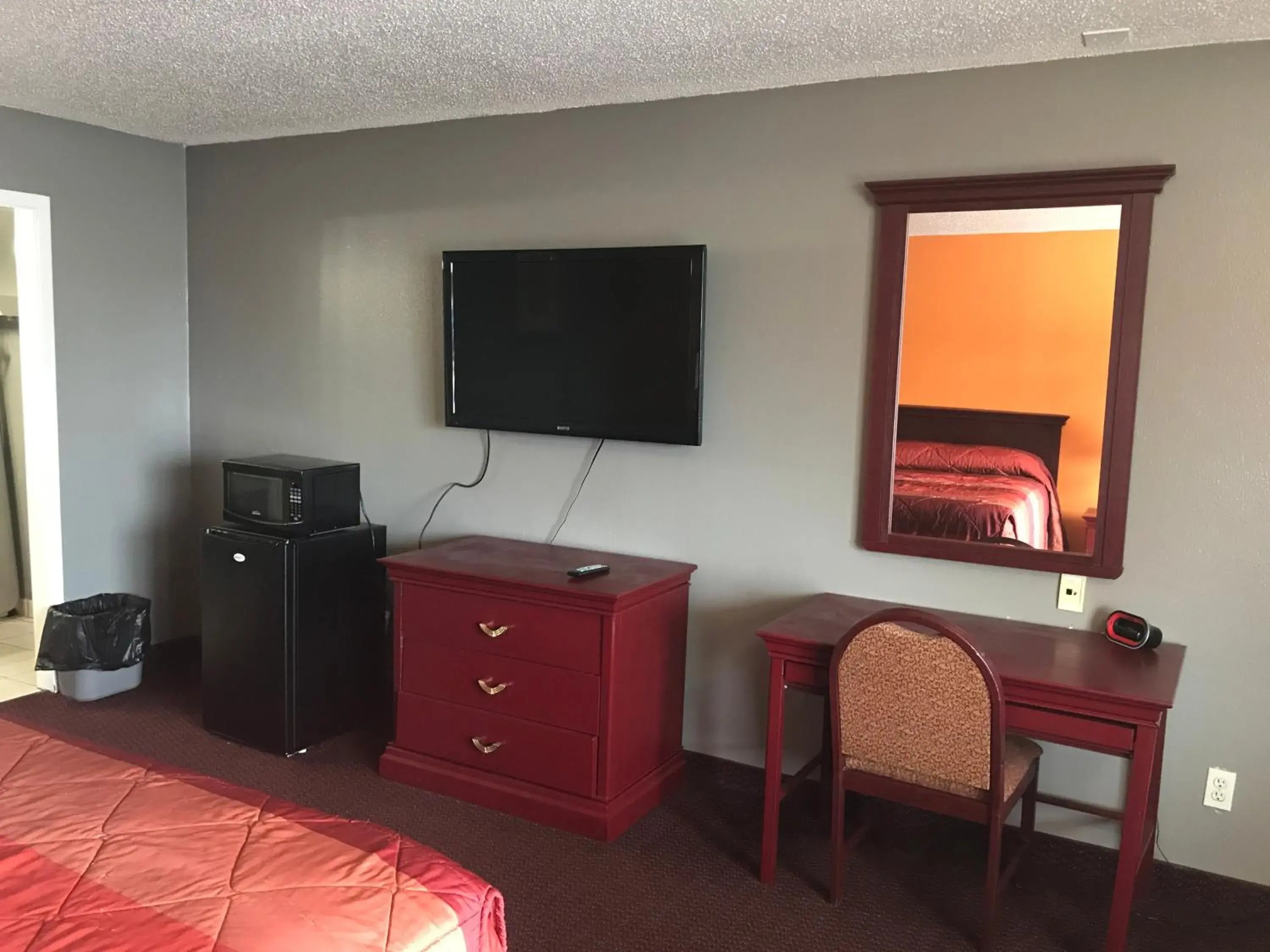 Double Room with Two Double Beds - single occupancy - Smoking in Express Inn Bay City Double Room with Two Double Beds - single occupancy - Smoking in Express Inn Bay City