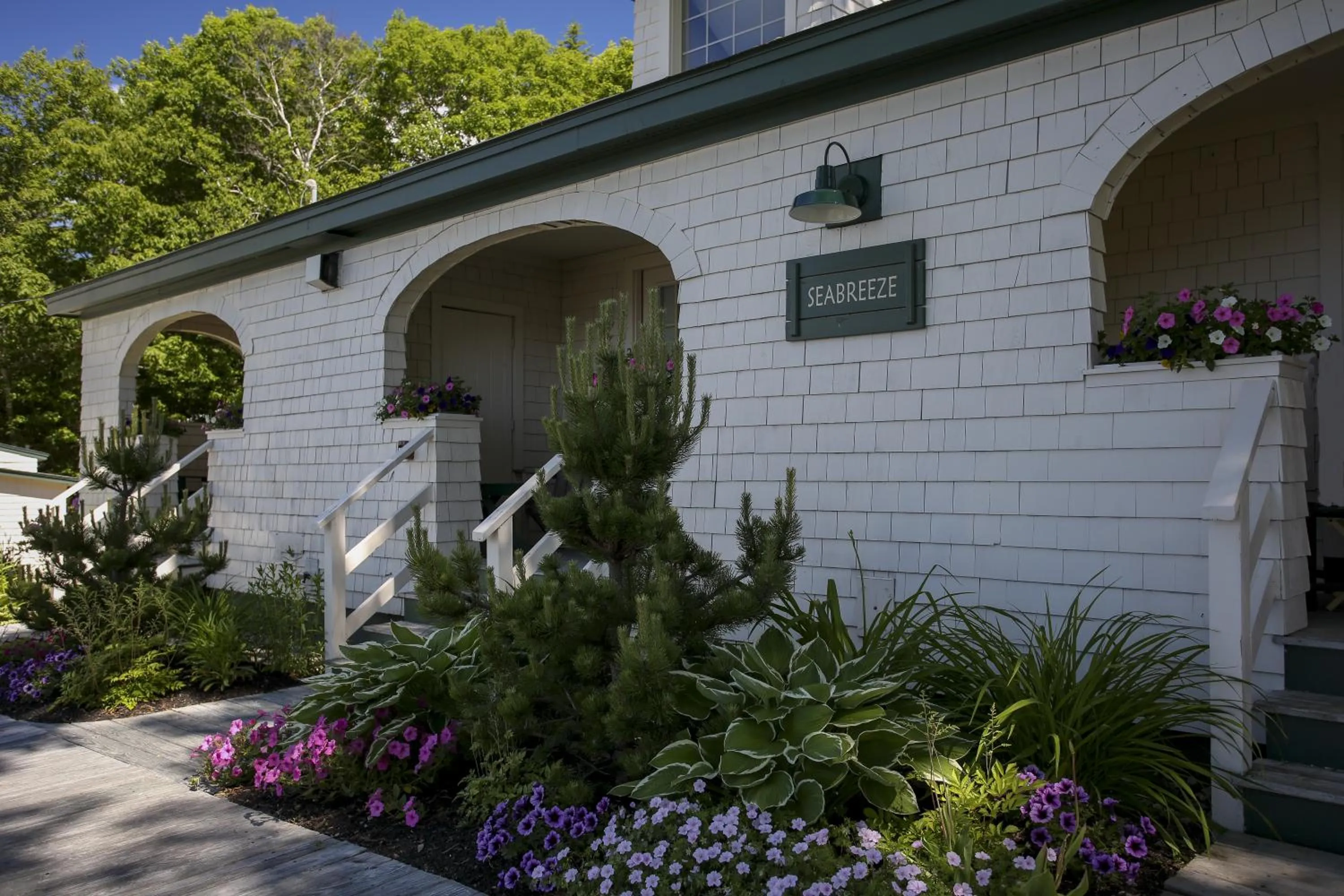 Facade/entrance in Spruce Point Inn Resort and Spa