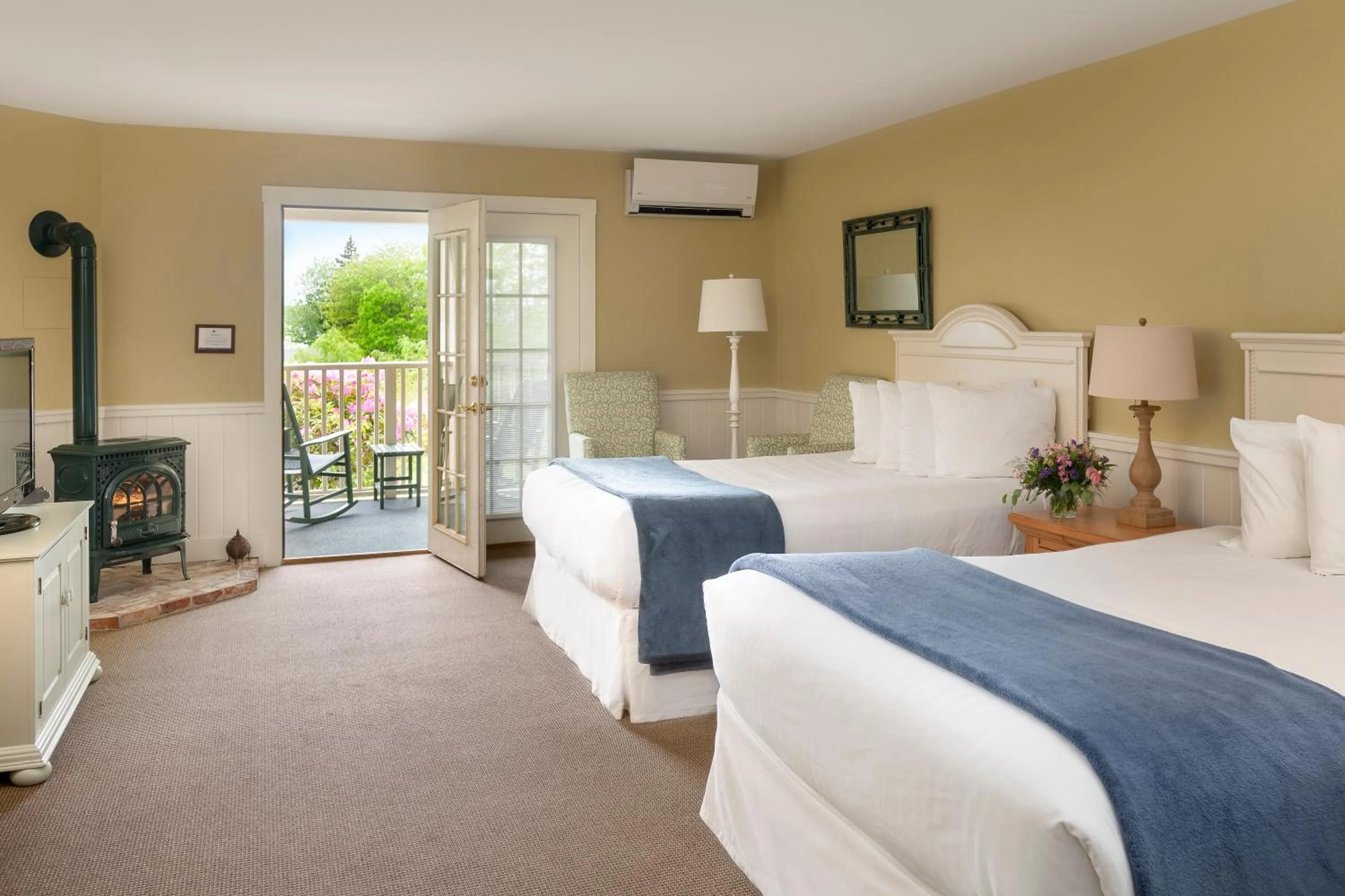 Bedroom, Bed in Spruce Point Inn Resort and Spa