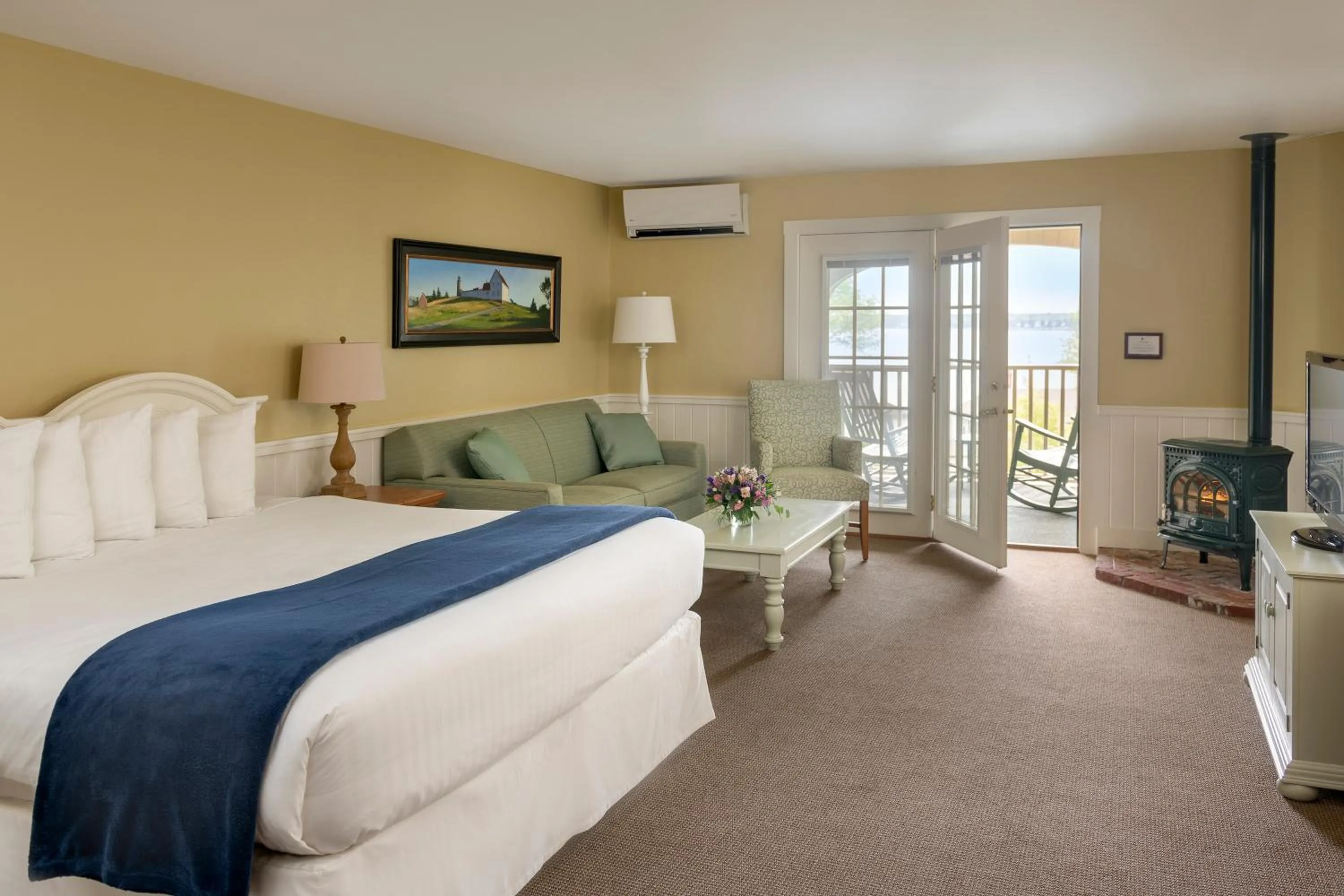 Bedroom, Bed in Spruce Point Inn Resort and Spa