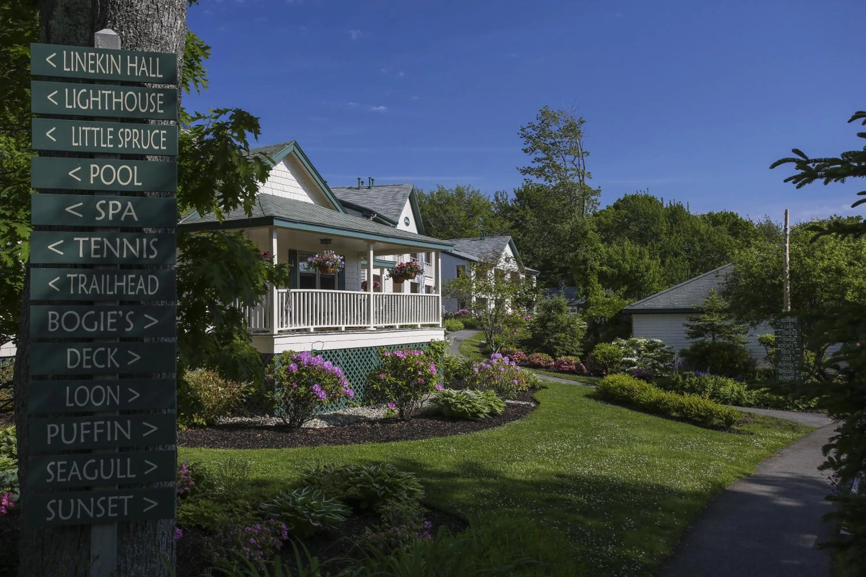 Facade/entrance in Spruce Point Inn Resort and Spa