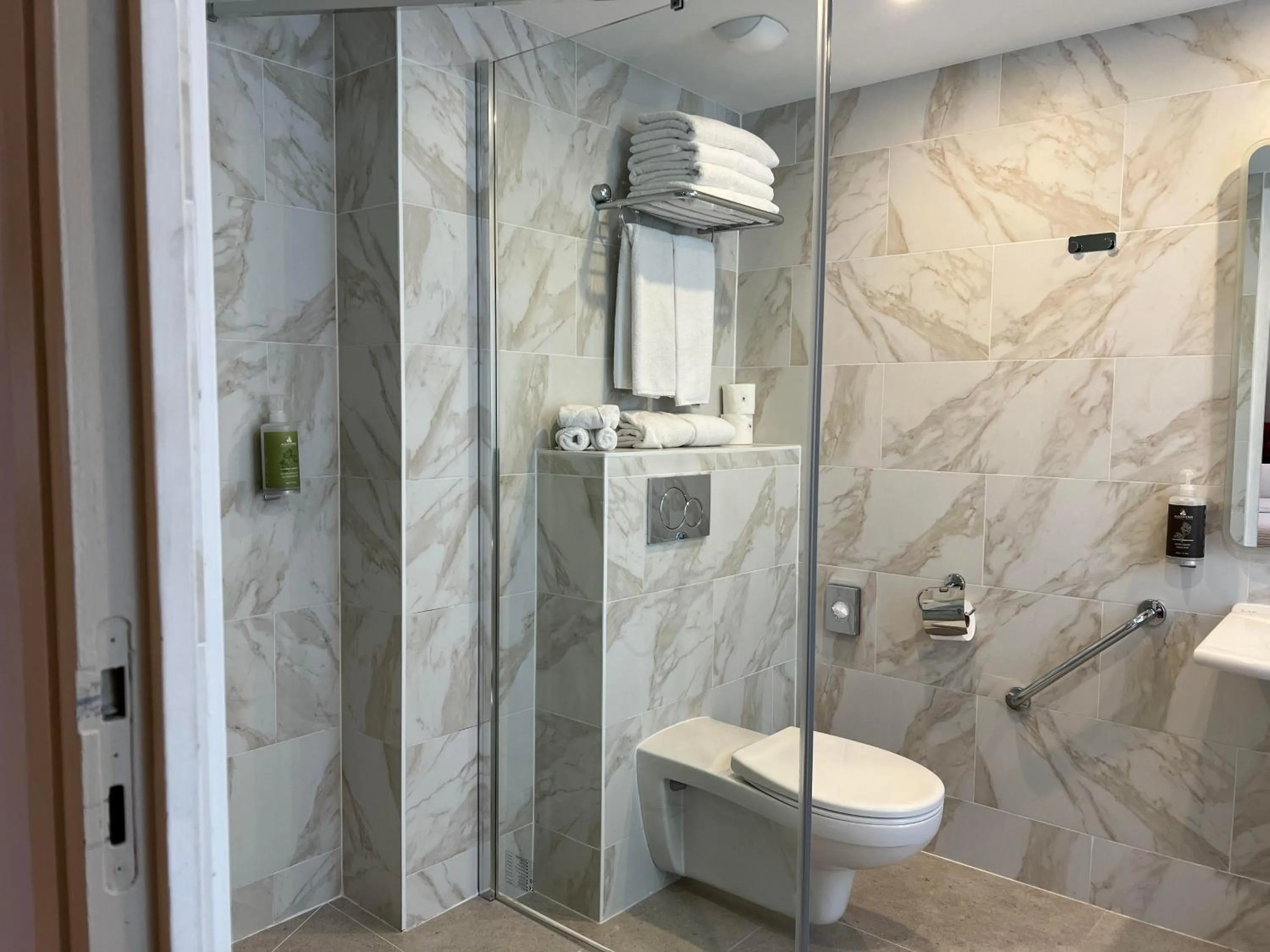 Shower in Hôtel Central Saint Germain