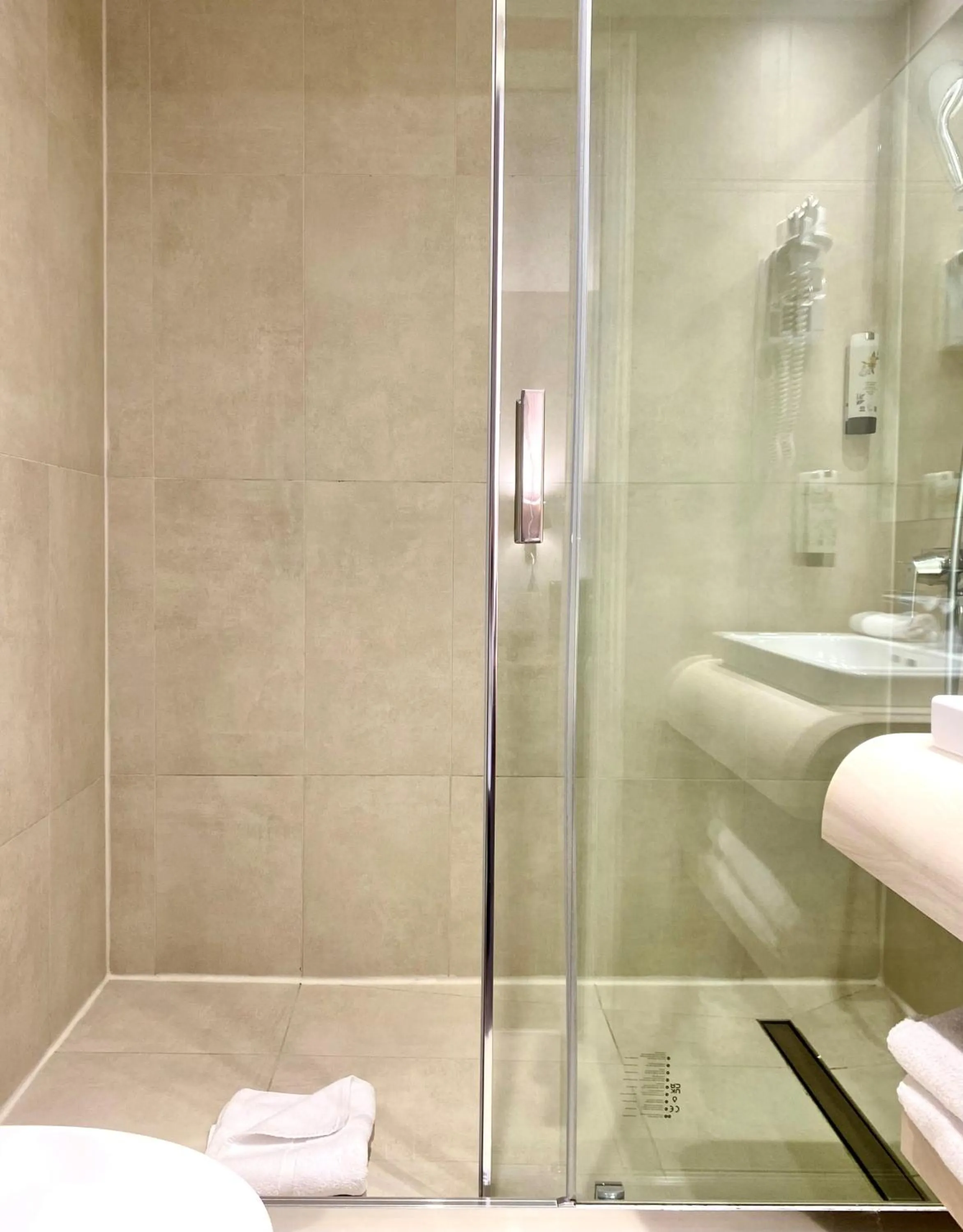 Bathroom in Hôtel Central Saint Germain