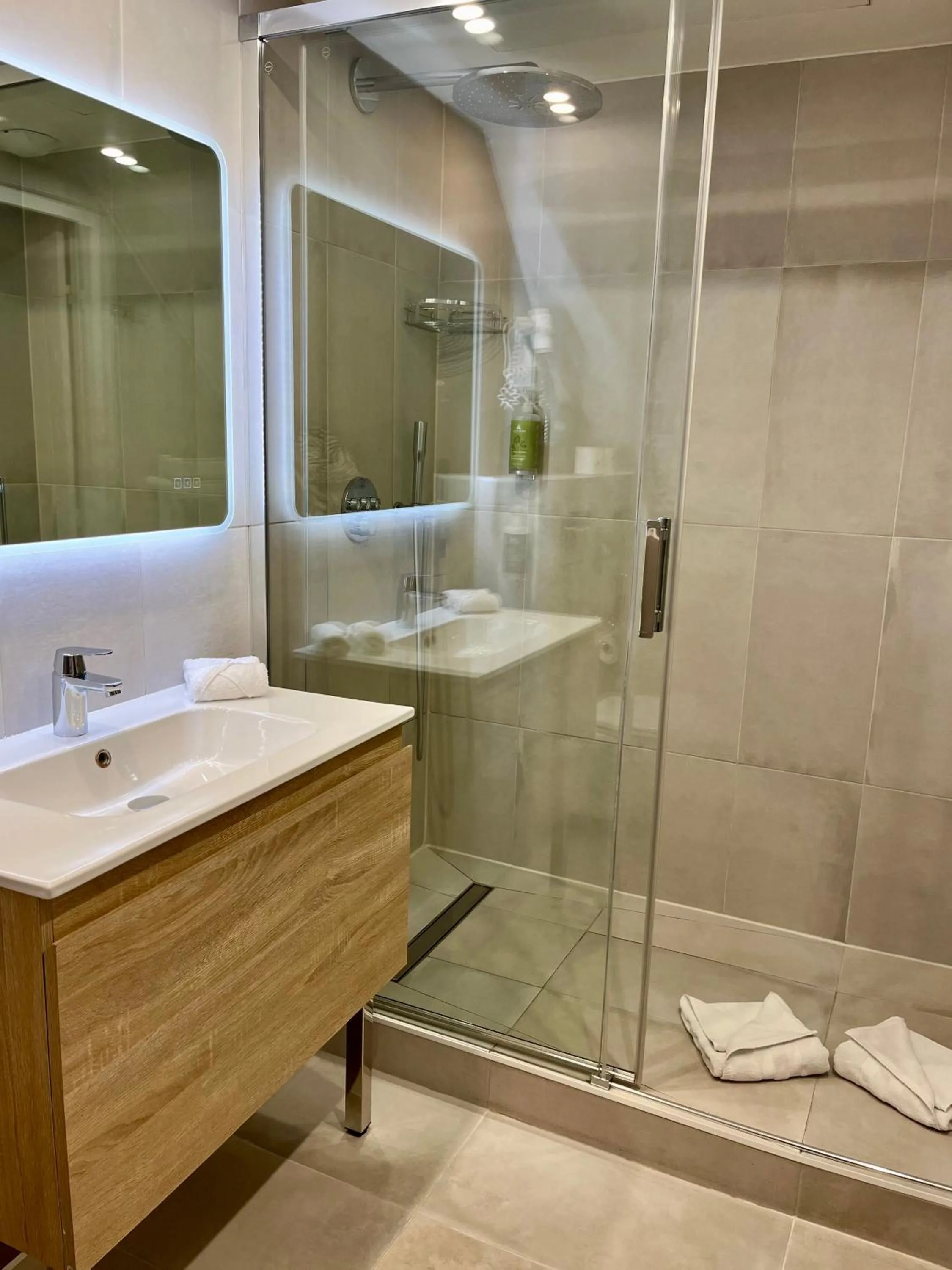 Bathroom in Hôtel Central Saint Germain