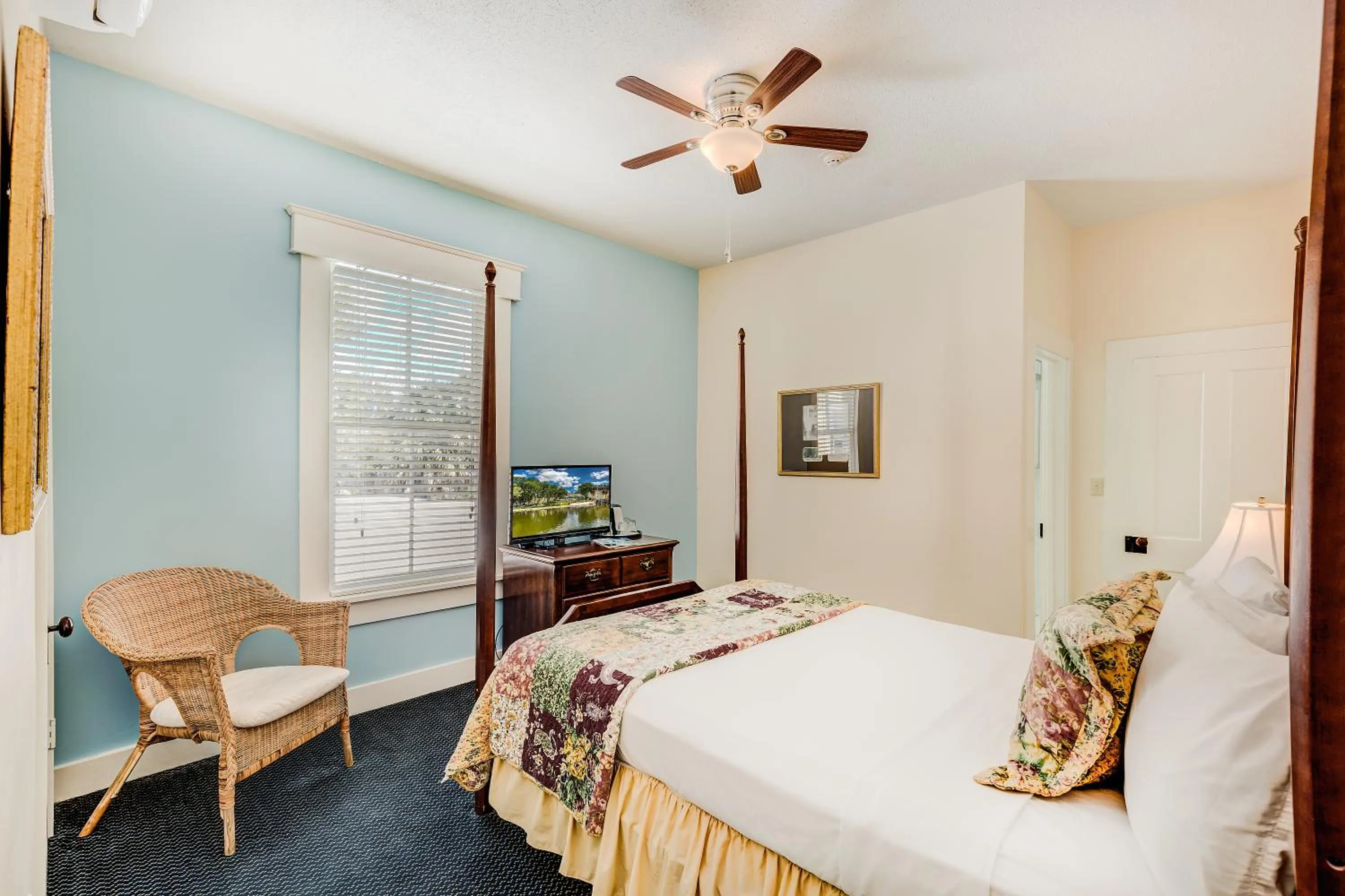 Bed in Lakeside Inn on Lake Dora