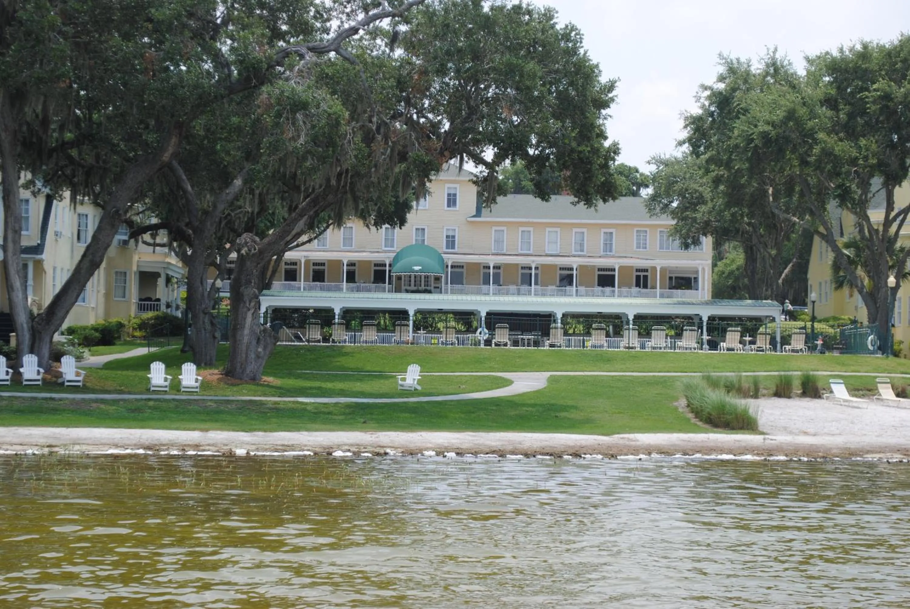 Facade/entrance in Lakeside Inn on Lake Dora