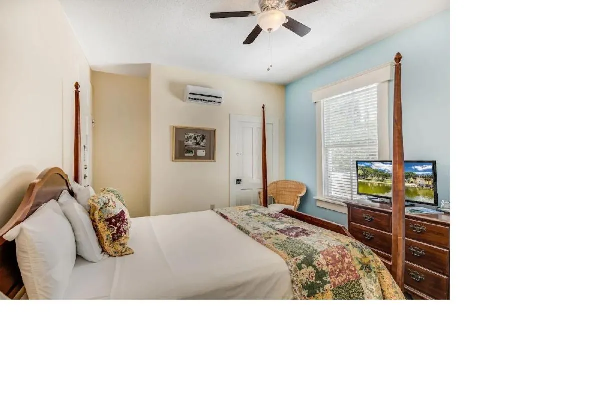 Bed in Lakeside Inn on Lake Dora