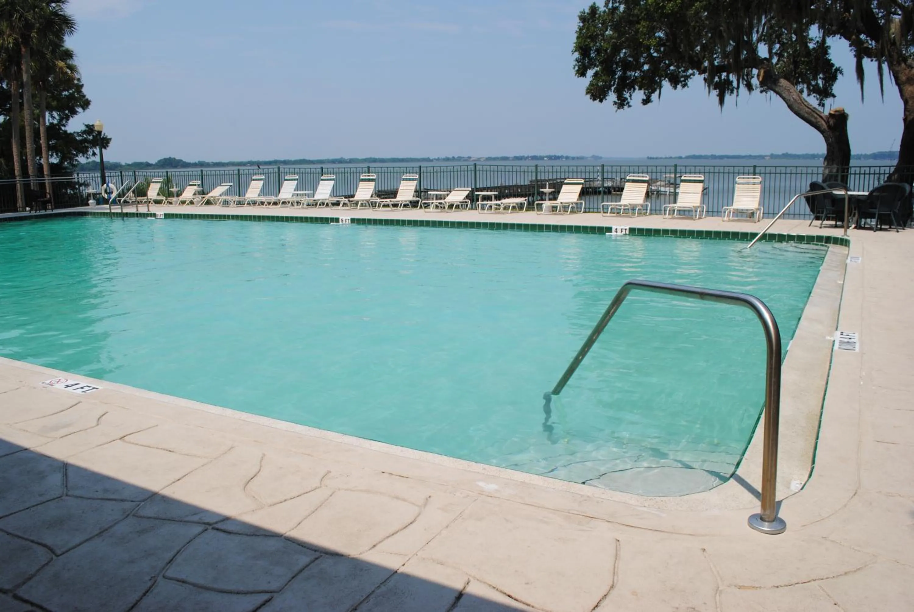 Swimming pool in Lakeside Inn on Lake Dora