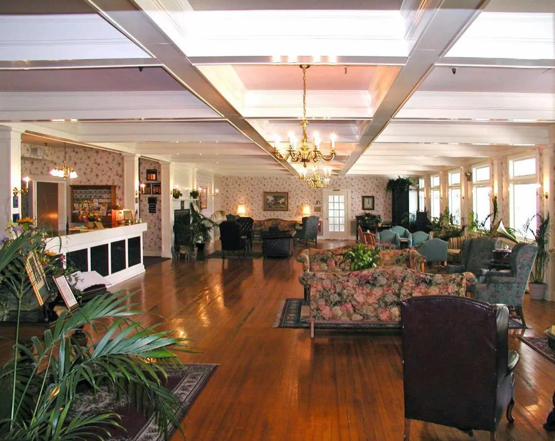 Communal lounge/ TV room in Lakeside Inn on Lake Dora