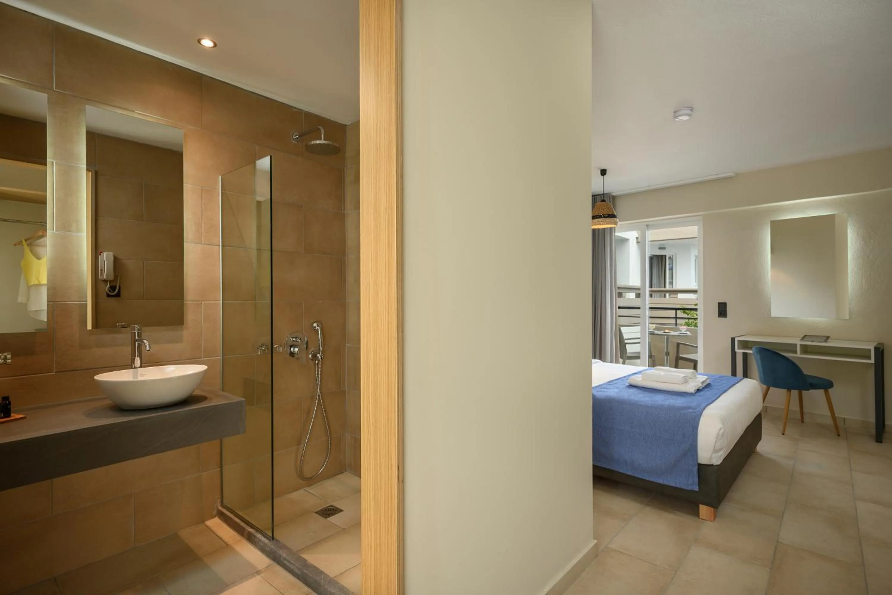 Bathroom, Bed in Mare Boutique
