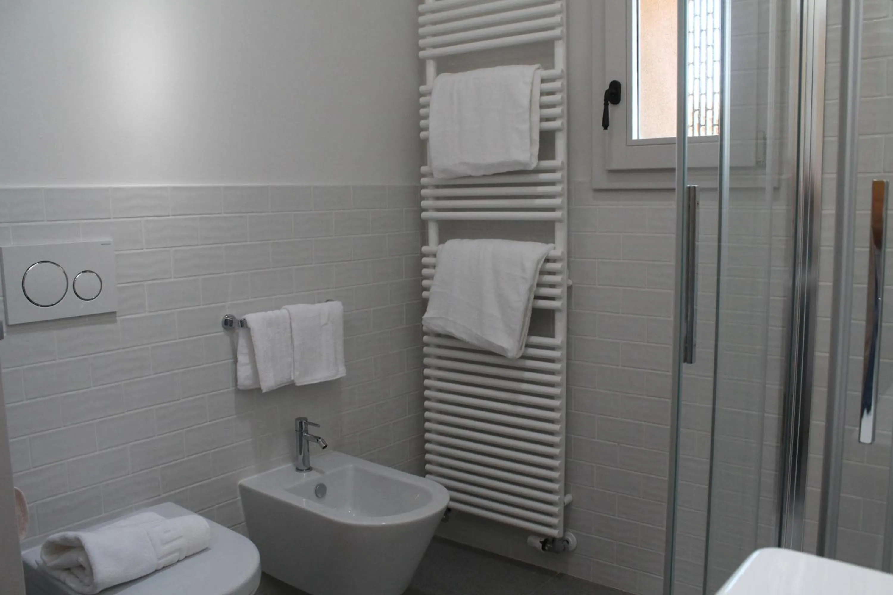 Shower in PALAZZO DE' ROSSI HOTEL