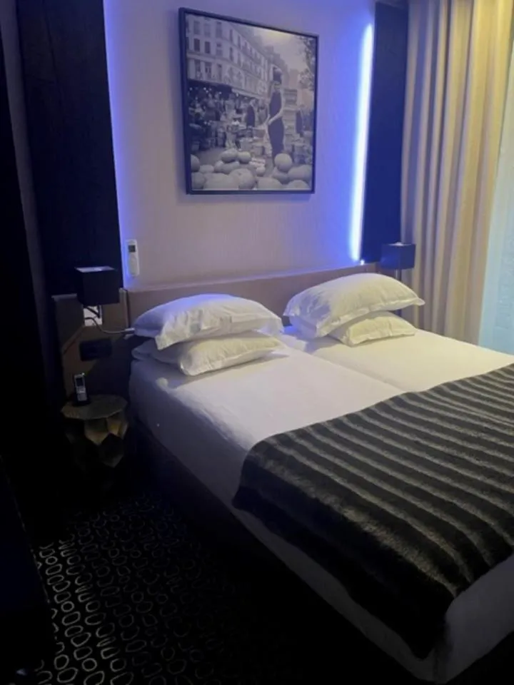 Bed in Hôtel Elysées Paris