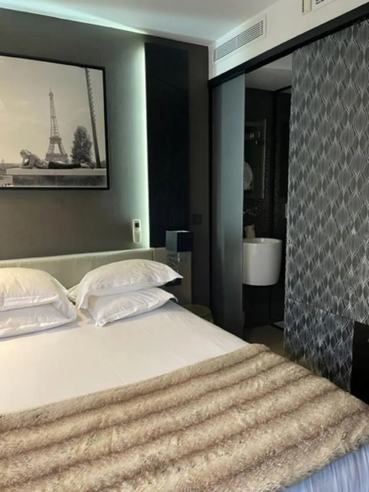 Bed in Hôtel Elysées Paris