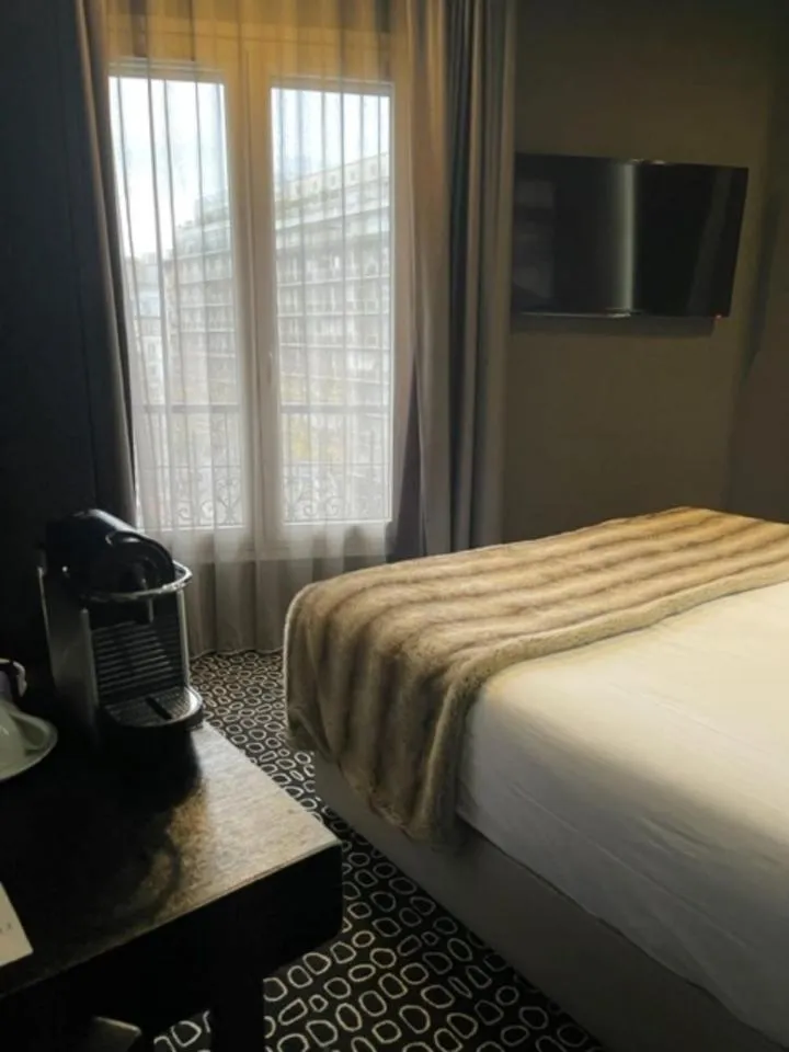 Bed in Hôtel Elysées Paris