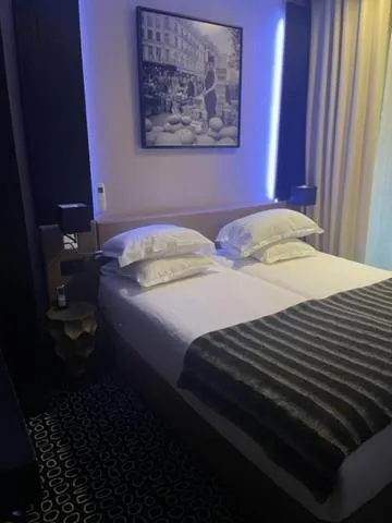 Bed in Hôtel Elysées Paris