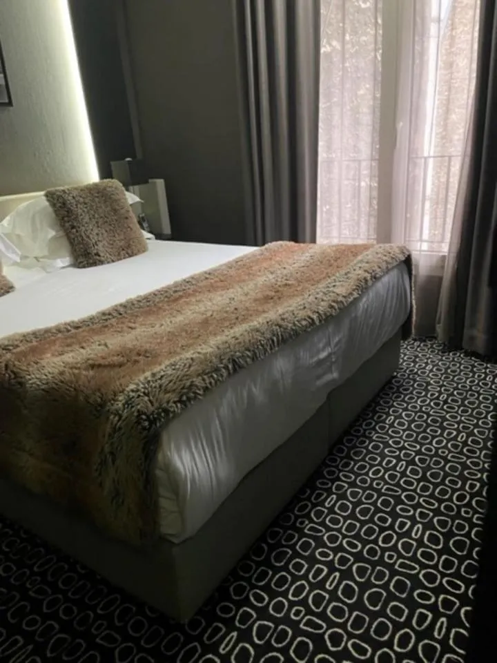 Bed in Hôtel Elysées Paris