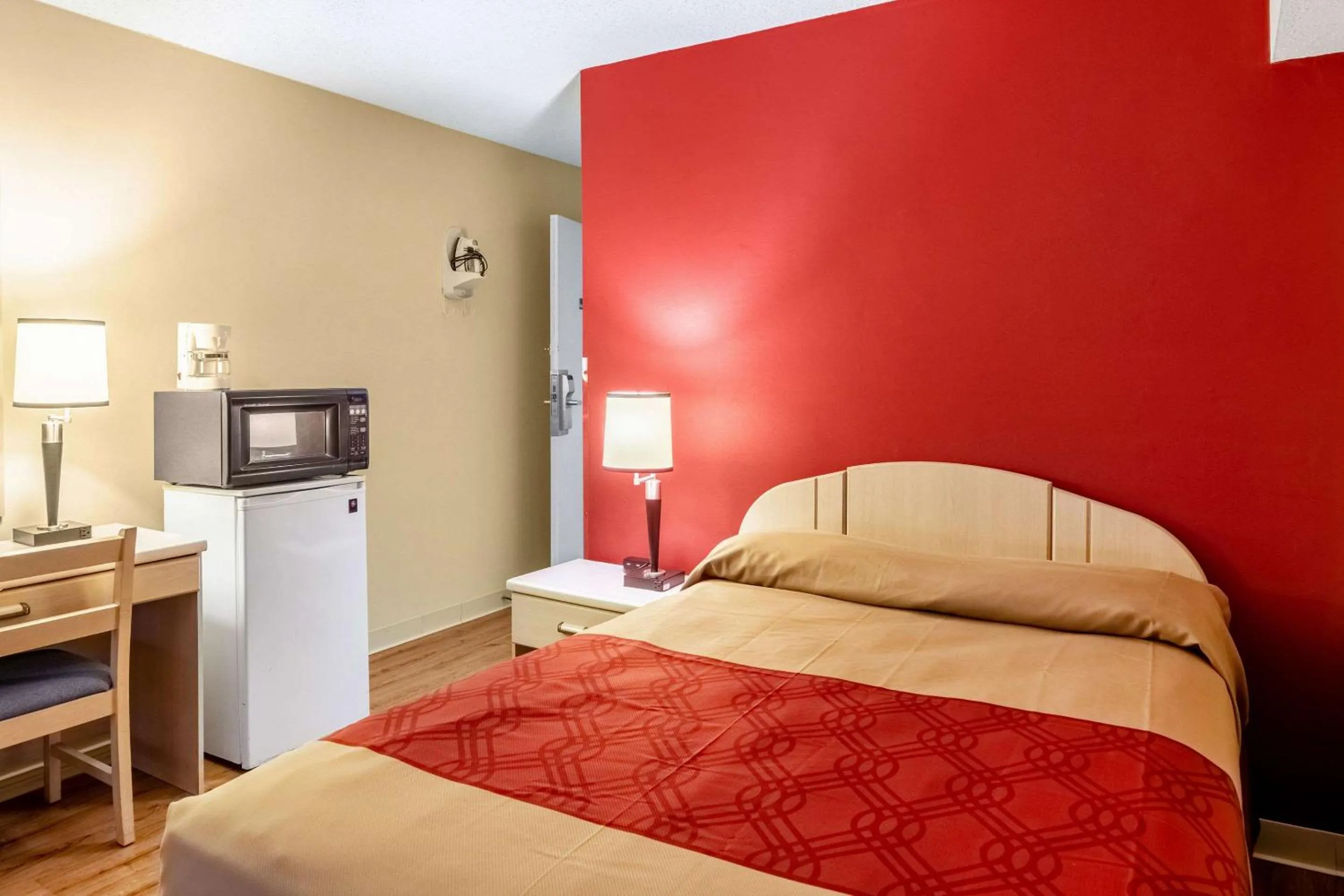 Photo of the whole room in Econo Lodge East Staunton