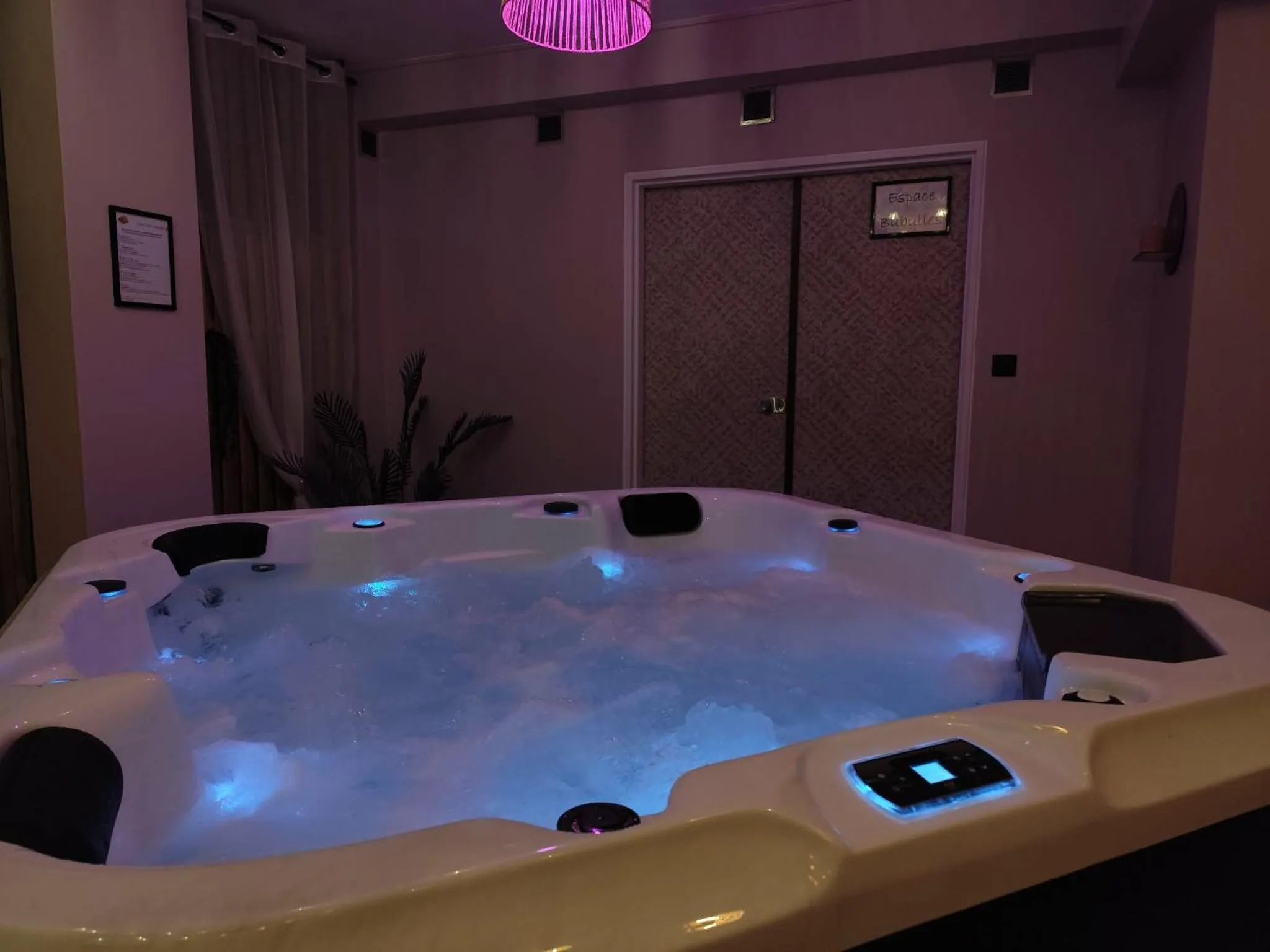 Hot Tub in Hôtel Saint Jacques