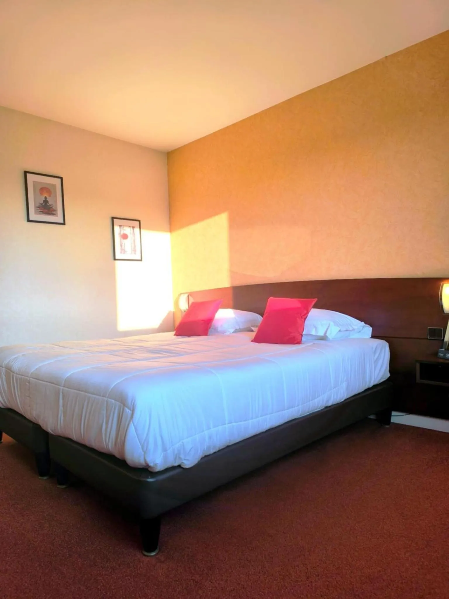 Bedroom, Bed in Hôtel Saint Jacques
