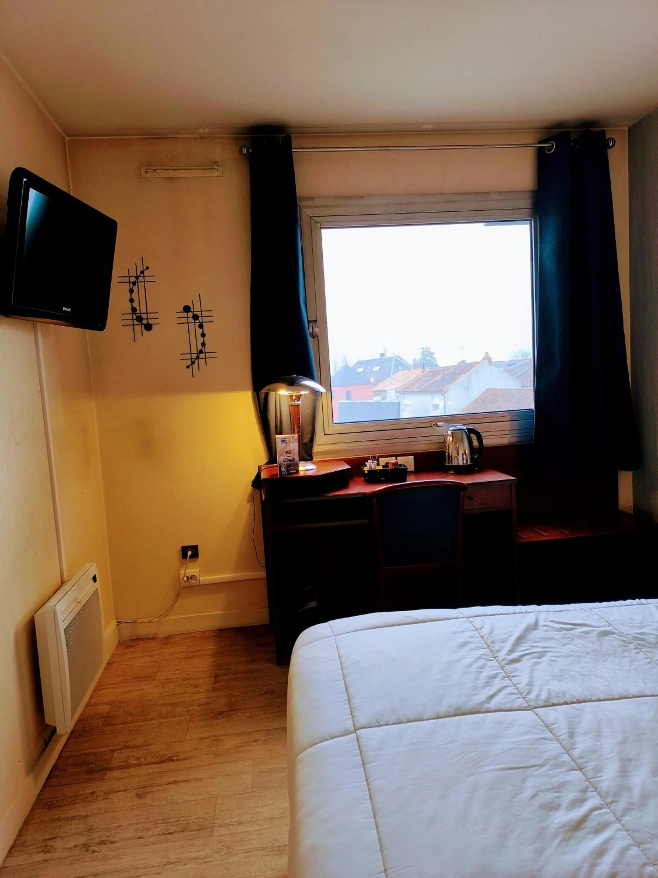 Bedroom, Bed in Hôtel Saint Jacques