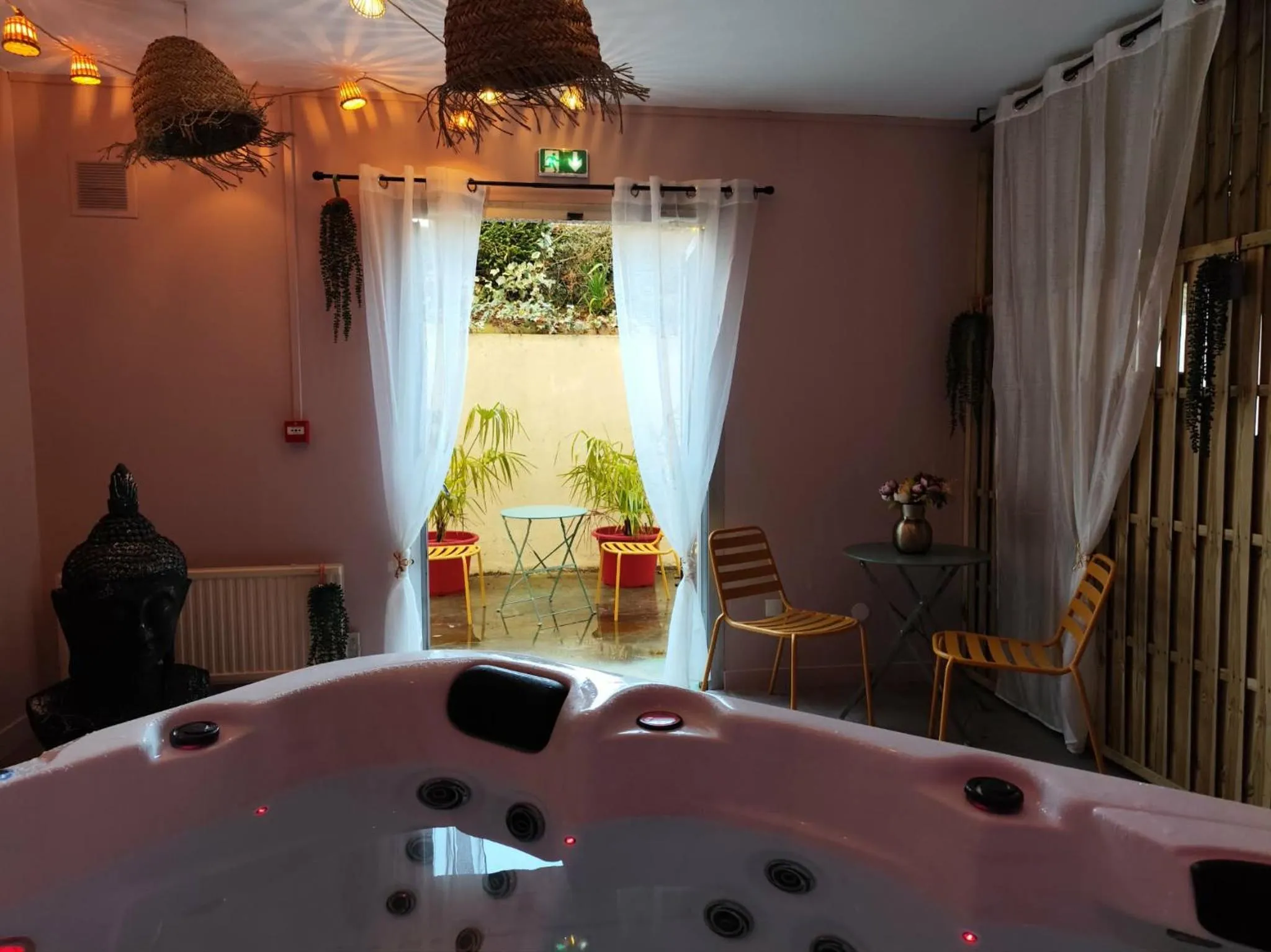 Hot Tub in Hôtel Saint Jacques