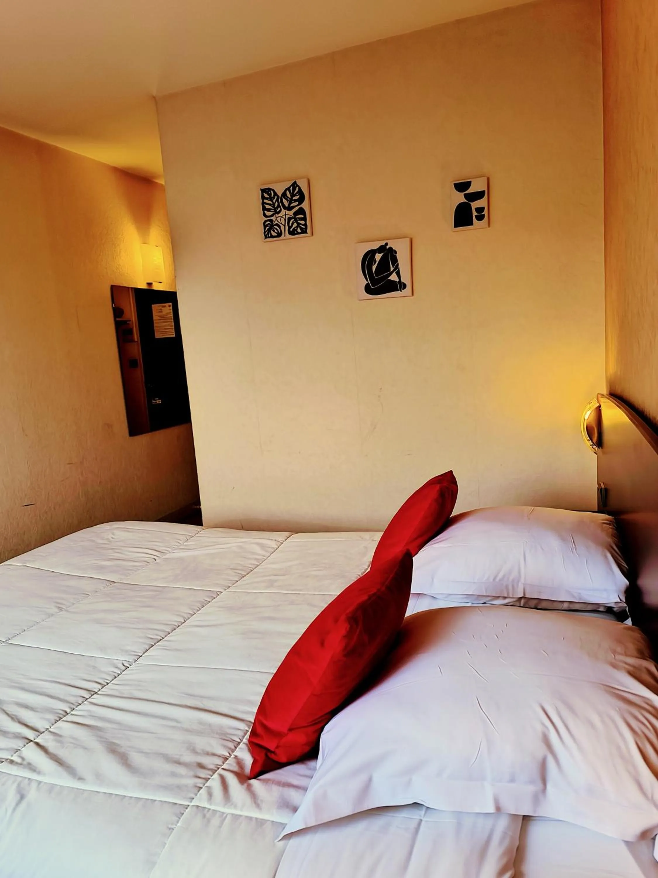 Bedroom, Bed in Hôtel Saint Jacques