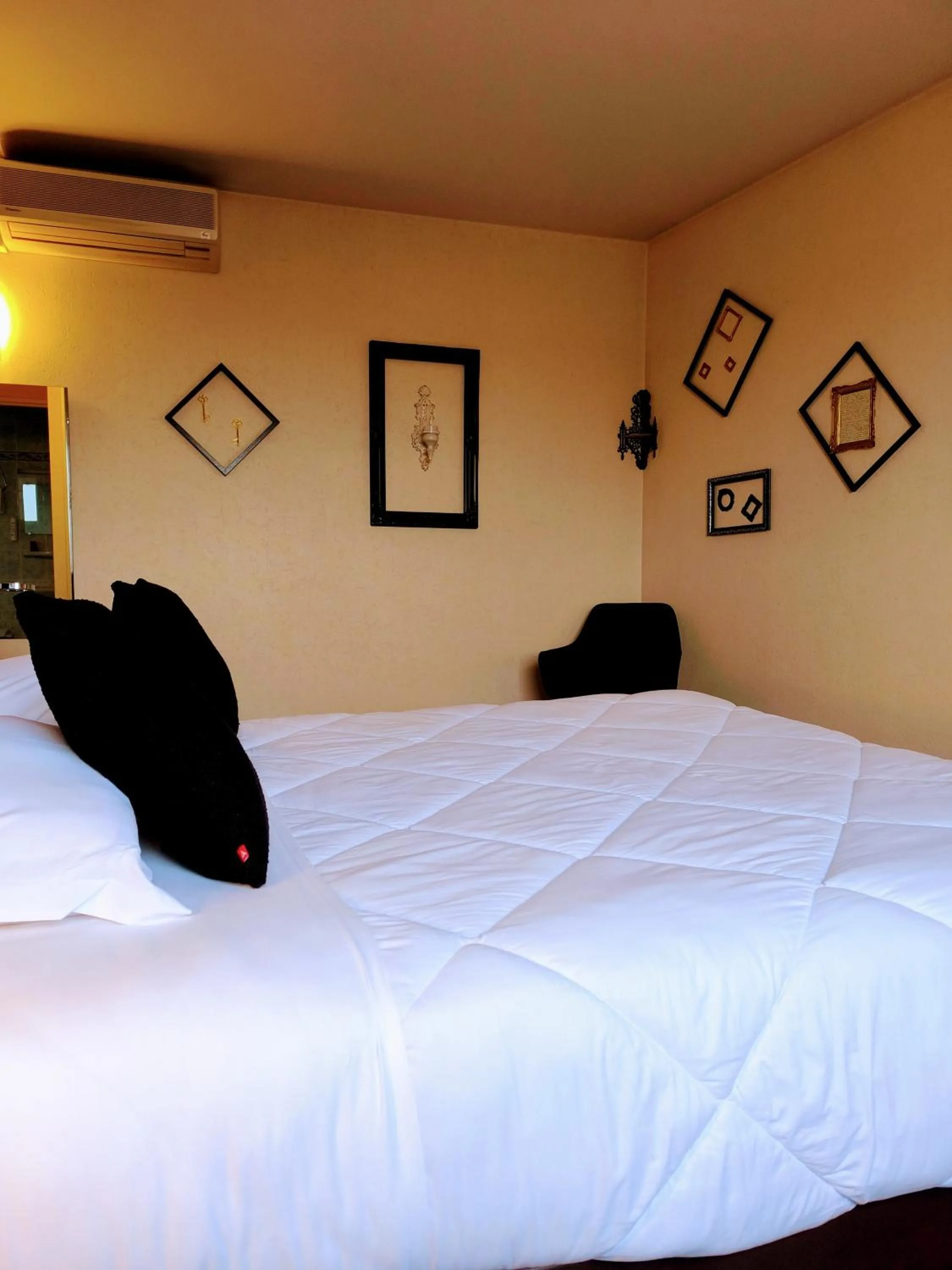 Bedroom, Bed in Hôtel Saint Jacques