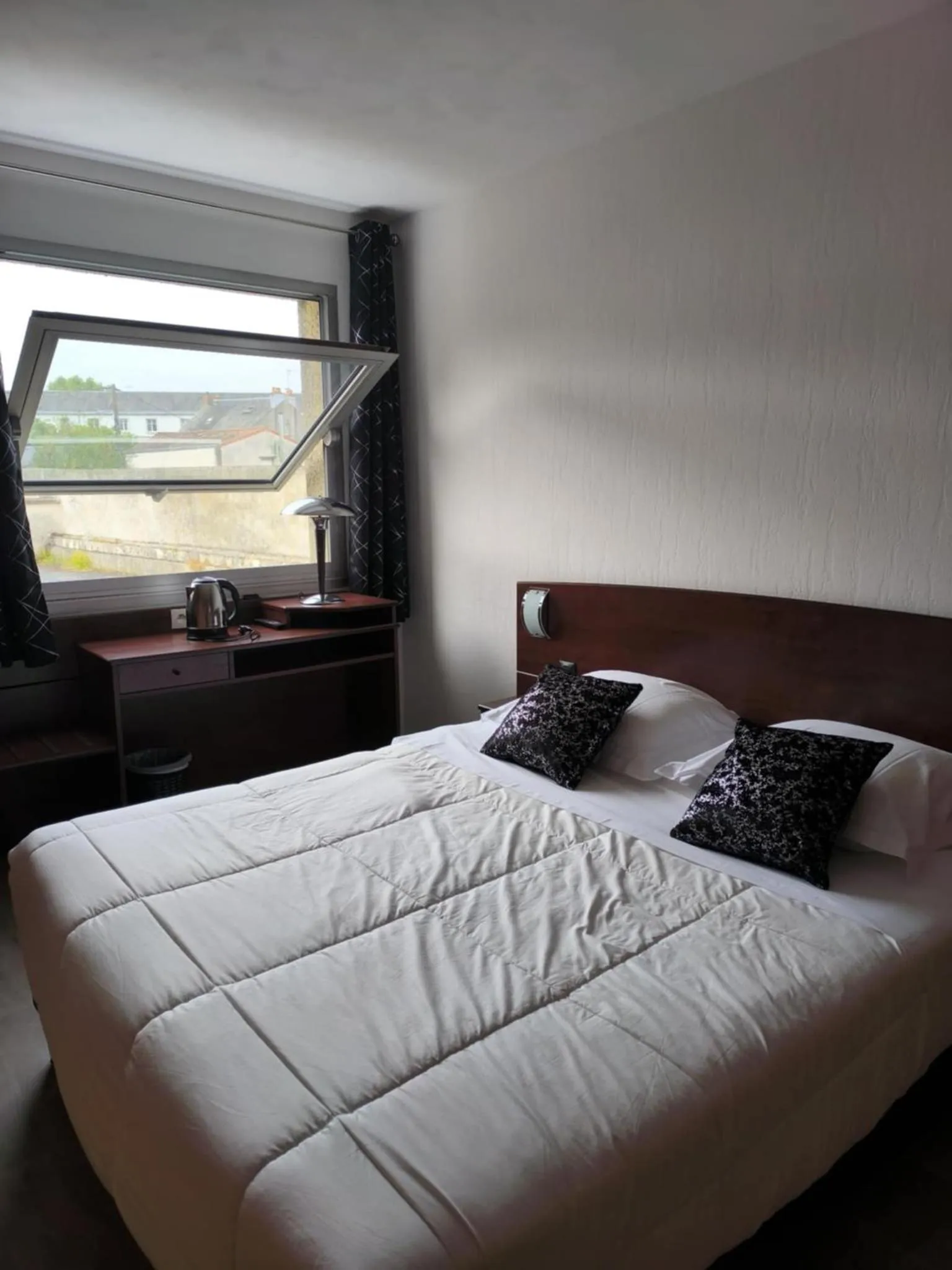 Bedroom, Bed in Hôtel Saint Jacques