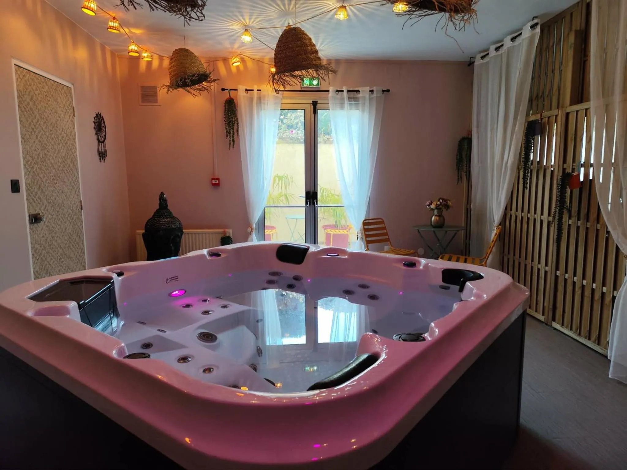 Hot Tub in Hôtel Saint Jacques