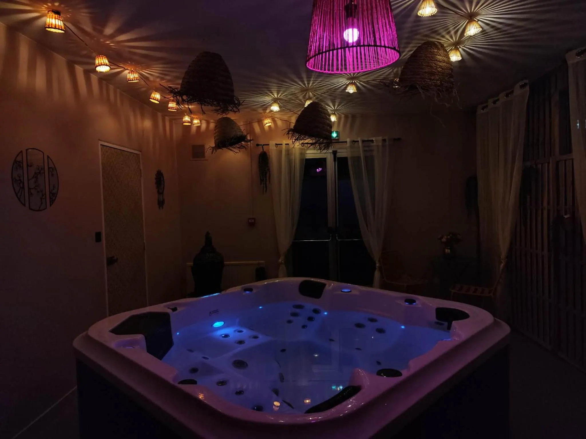 Hot Tub in Hôtel Saint Jacques