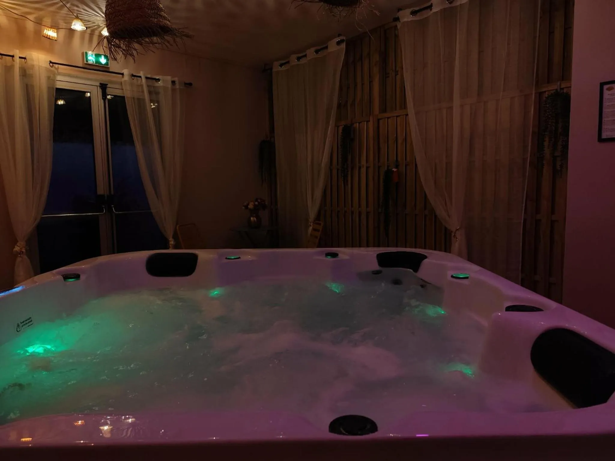 Hot Tub in Hôtel Saint Jacques