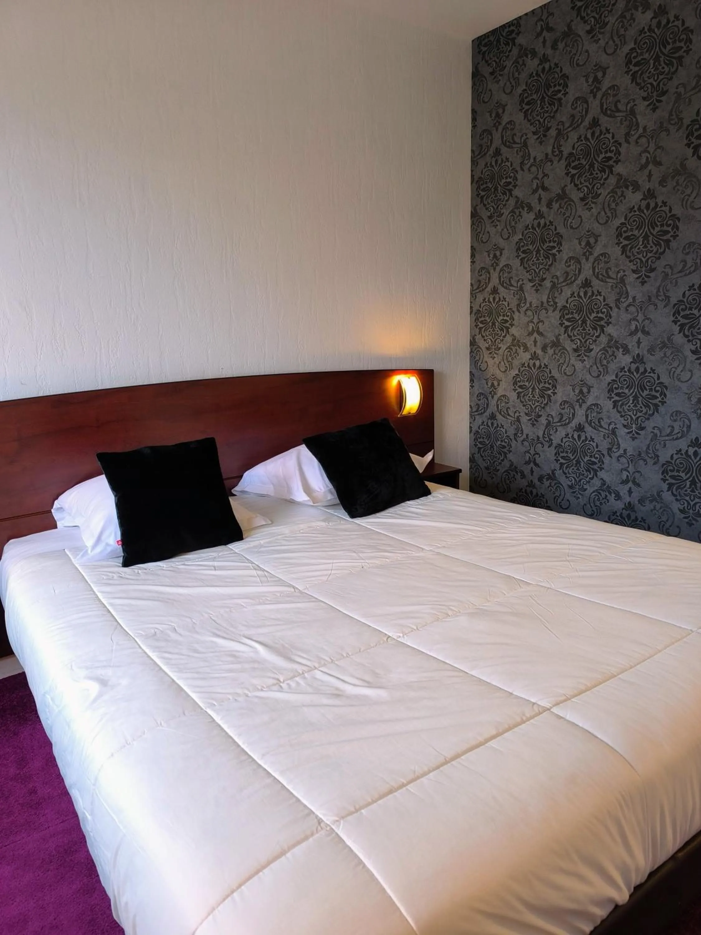 Bedroom, Bed in Hôtel Saint Jacques