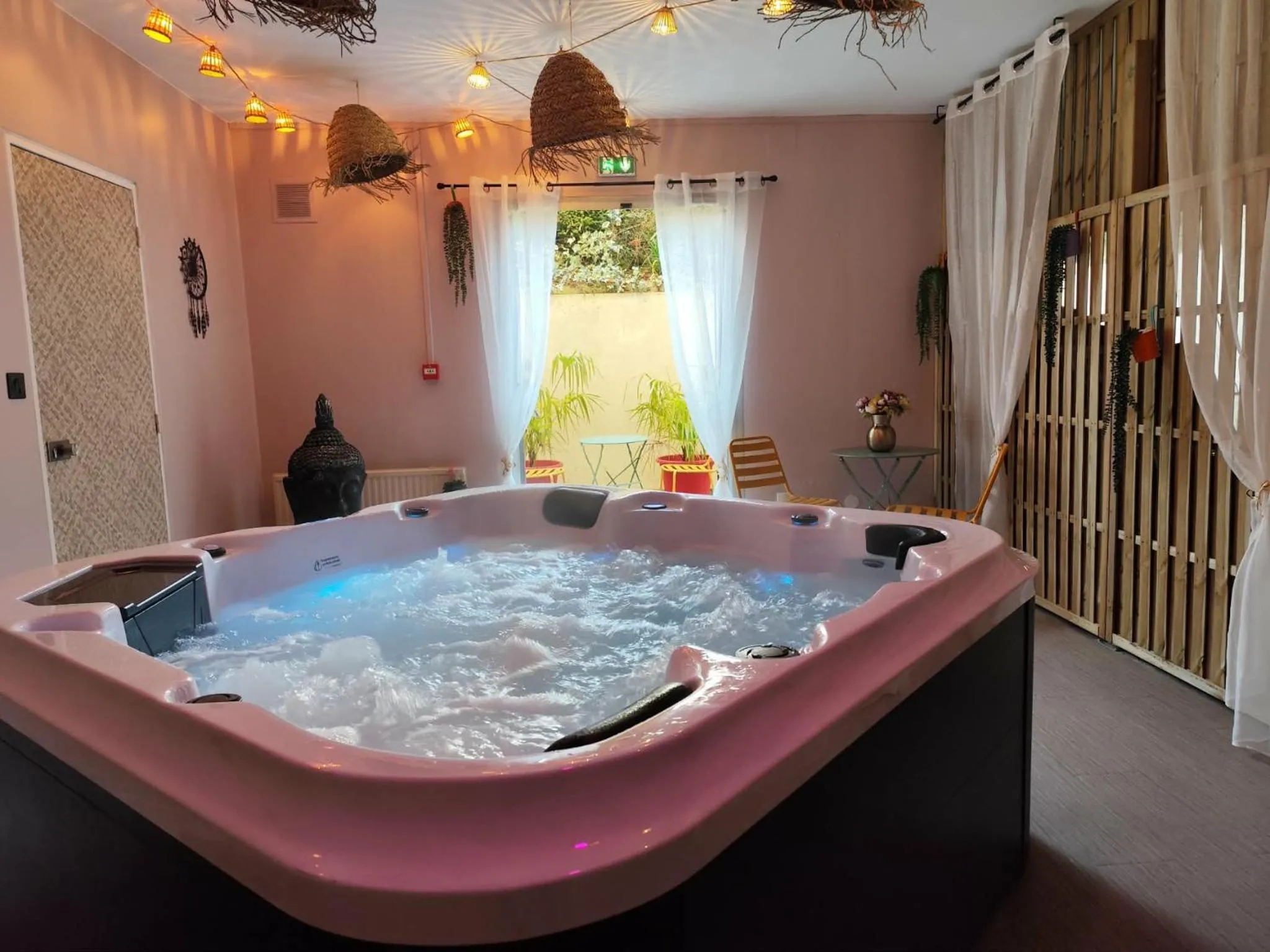 Hot Tub in Hôtel Saint Jacques