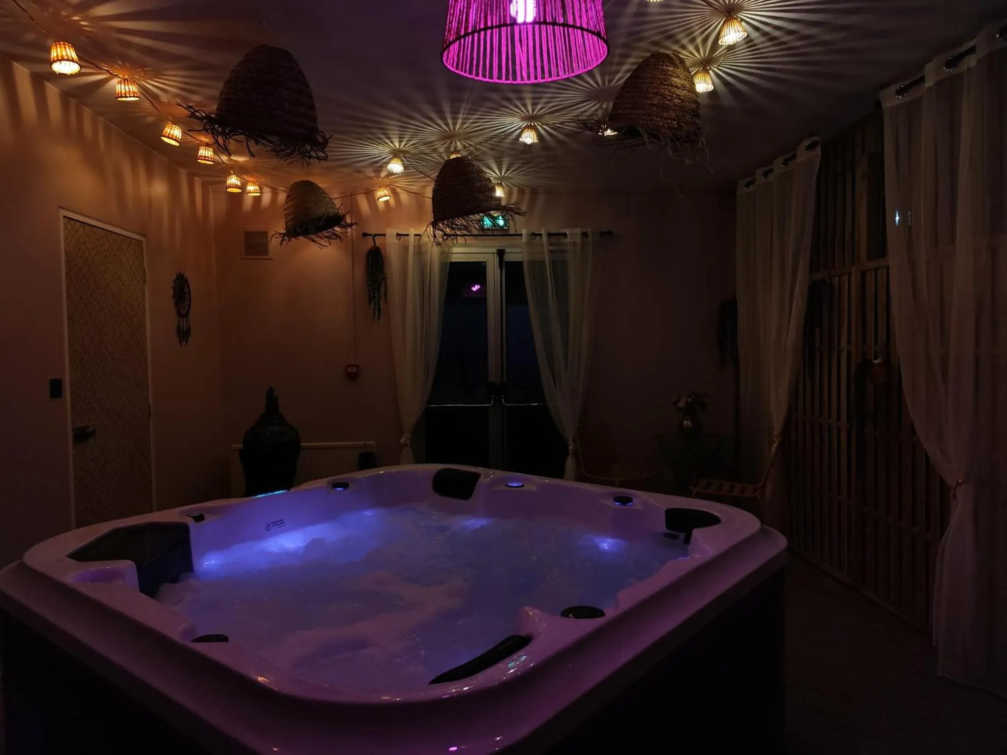 Hot Tub in Hôtel Saint Jacques