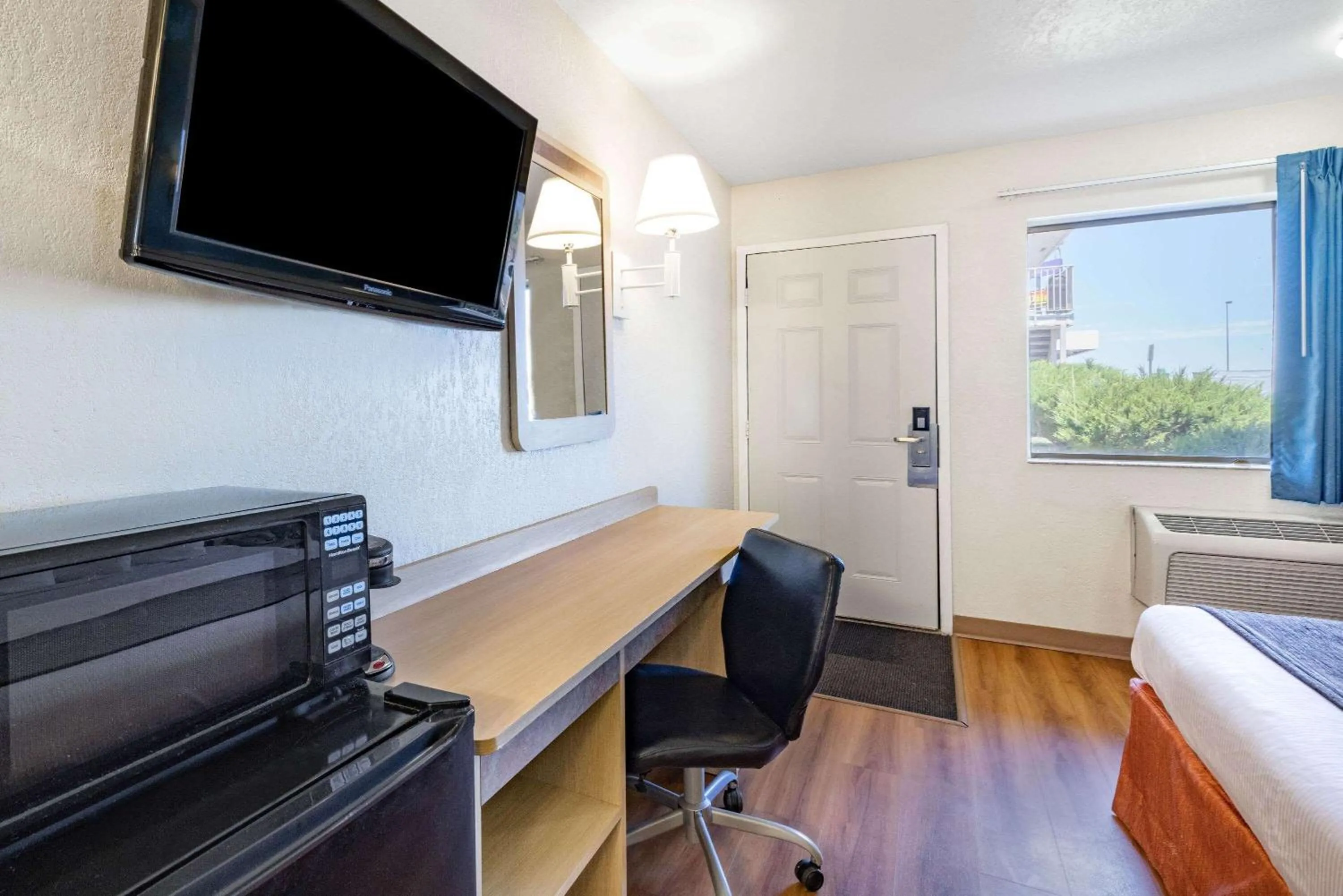 TV and multimedia in Travelodge by Wyndham Miles City