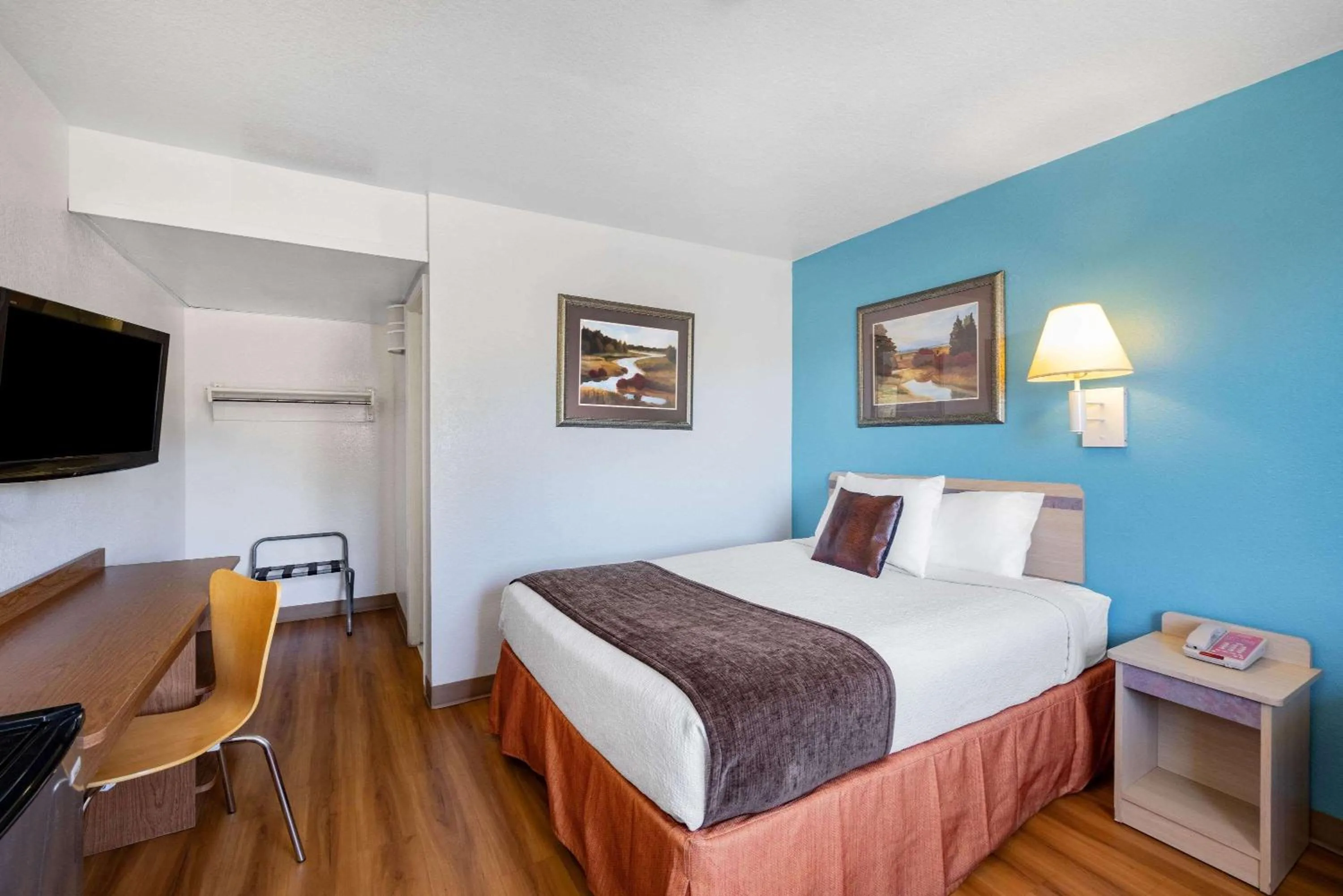 Photo of the whole room, Bed in Travelodge by Wyndham Miles City