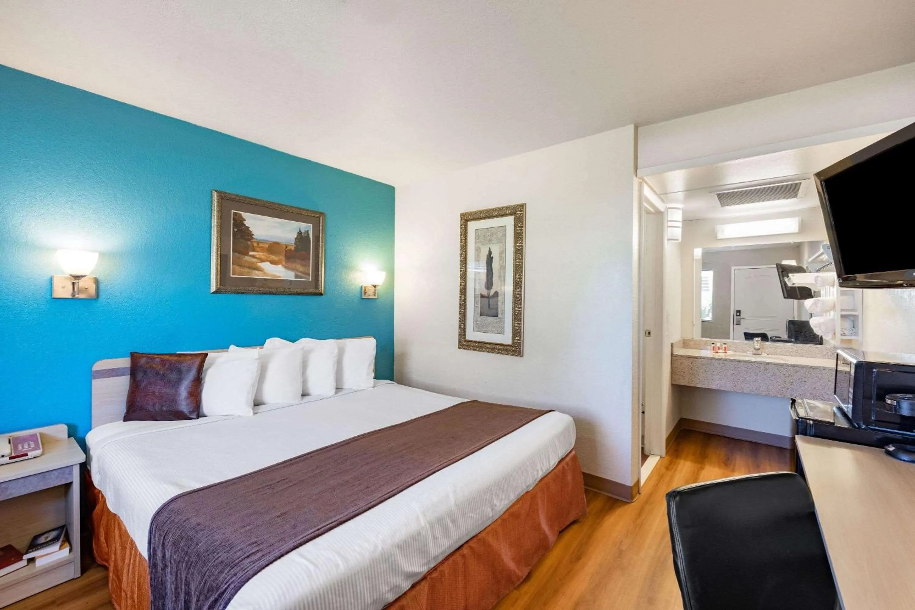 Photo of the whole room, Bed in Travelodge by Wyndham Miles City