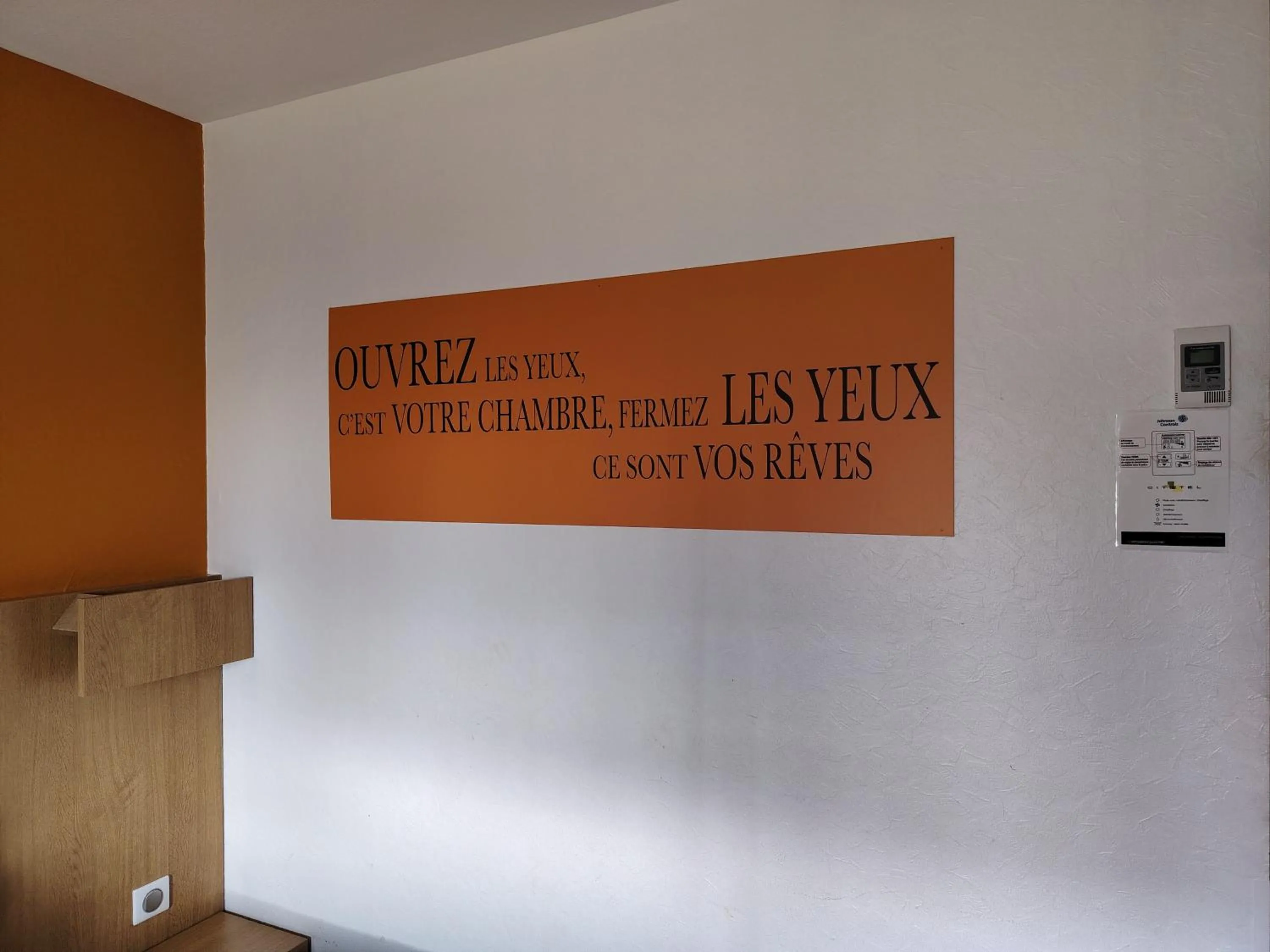 Text overlay in Kyriad Laon