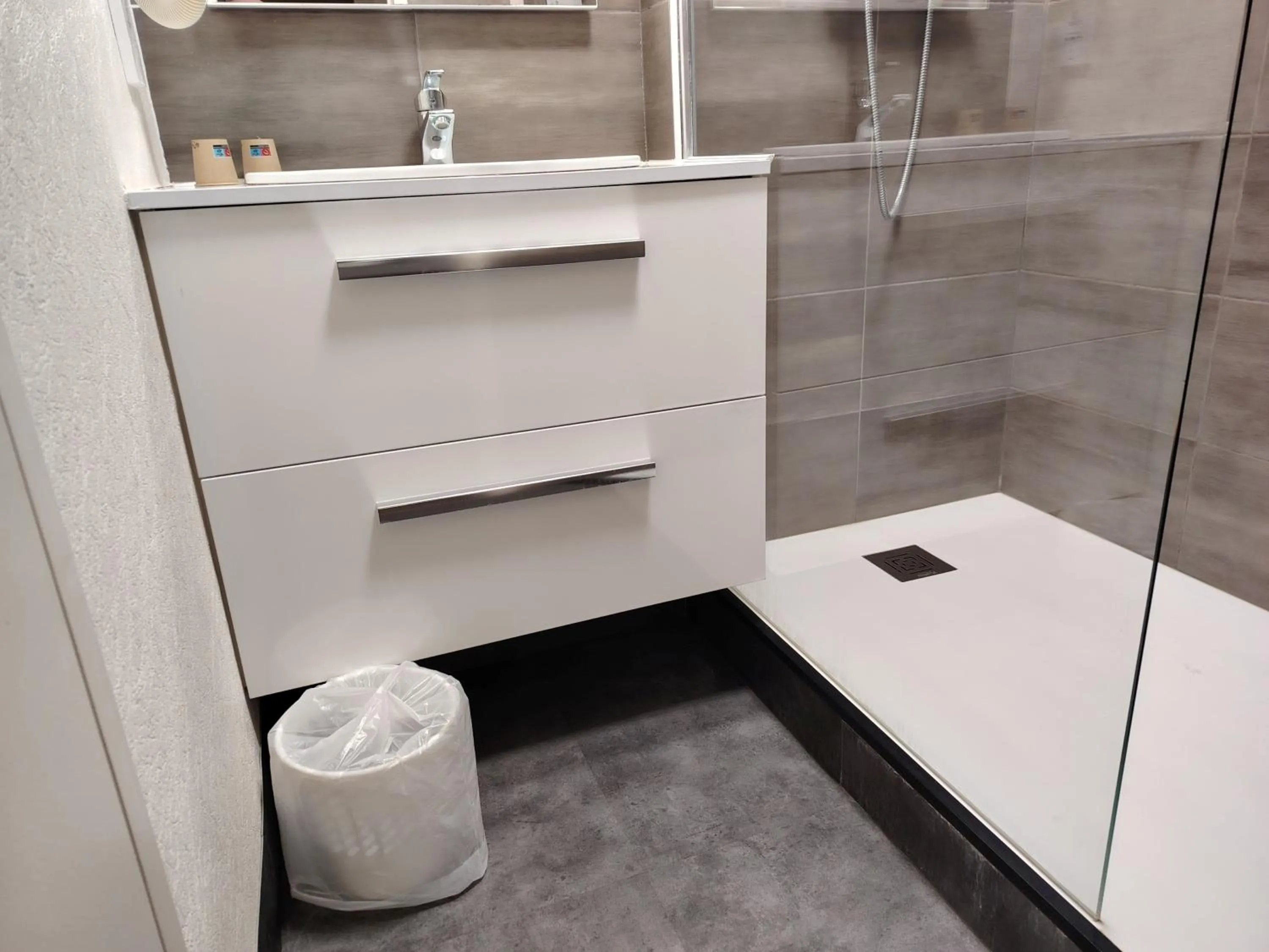 Shower in Kyriad Laon